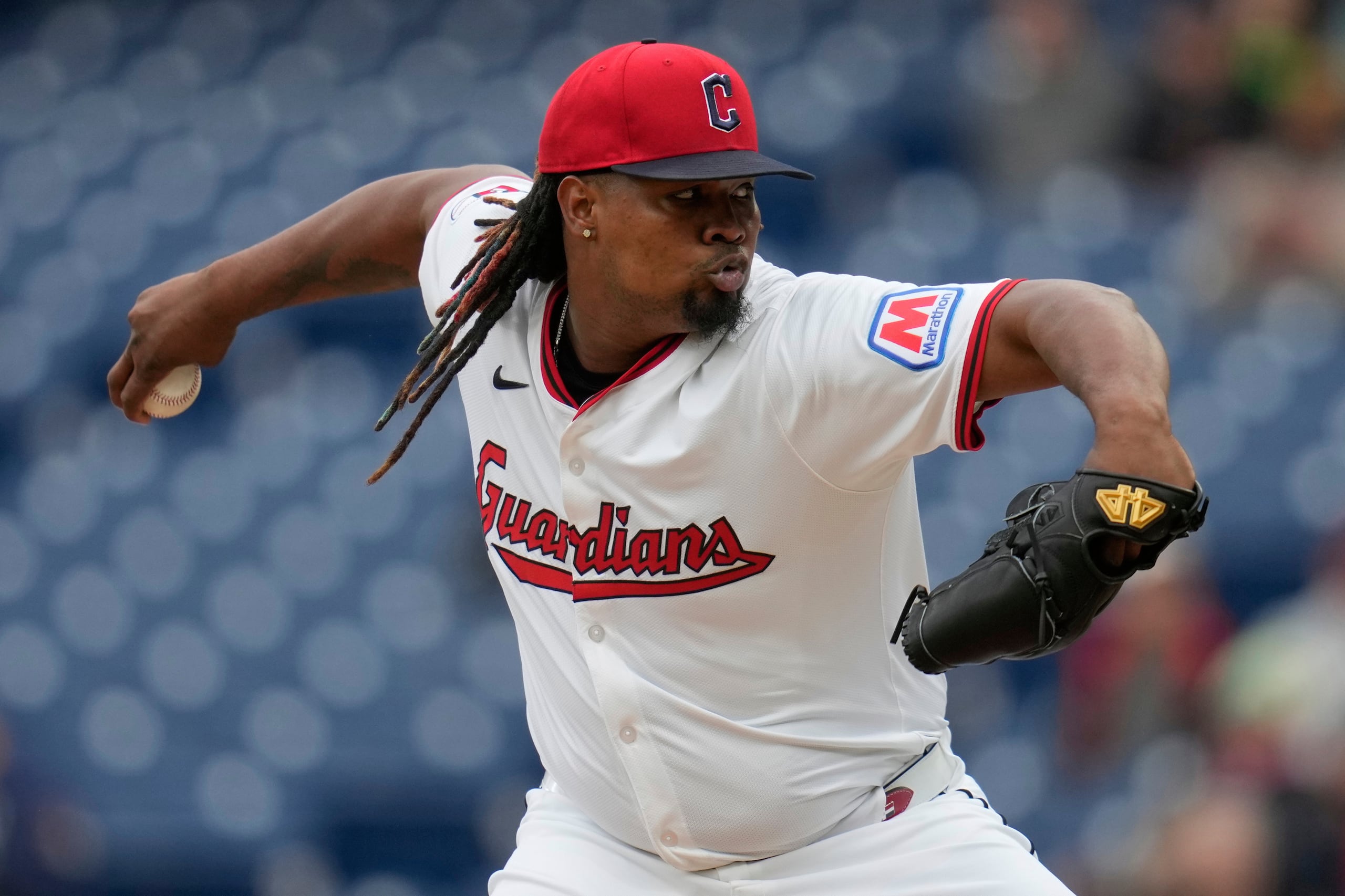 Luis Ortiz de los Guardians de Cleveland lanza ante los Twins de Minnesota, el 30 de abril de 2025. (AP Photo/Sue Ogrocki)