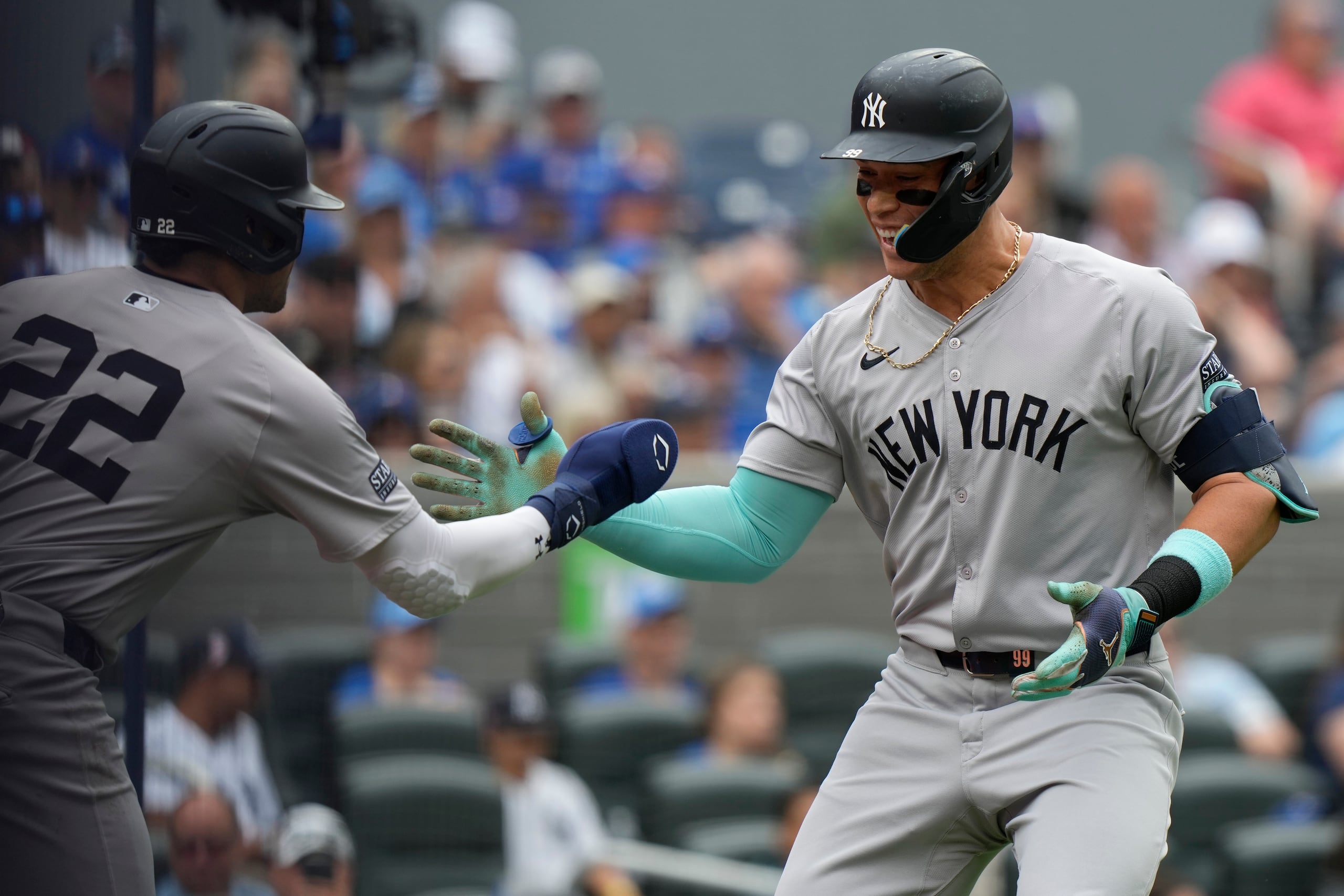 El jardinero de los Yankees de Nueva York Aaron Judge celebra su jonrón de dos carreras con su compañero Juan Soto en el duelo ante los Azulejos de Toronto del domingo 30 de junio del 2024. (Frank Gunn/The Canadian Press via AP)