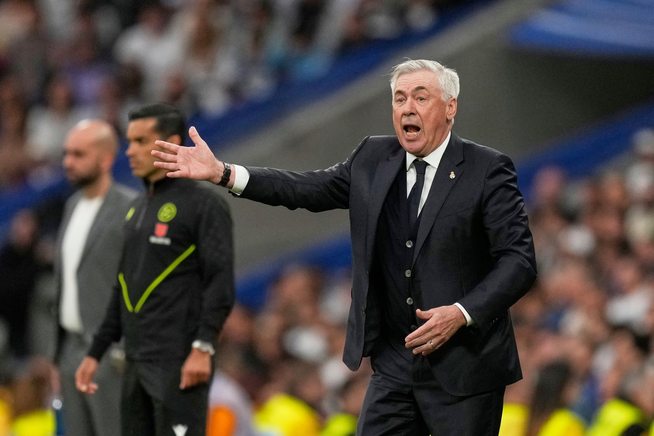 El técnico del Real Madrid Carlo Ancelotti reacciona durante el partido contra el Barcelona en la Liga española.