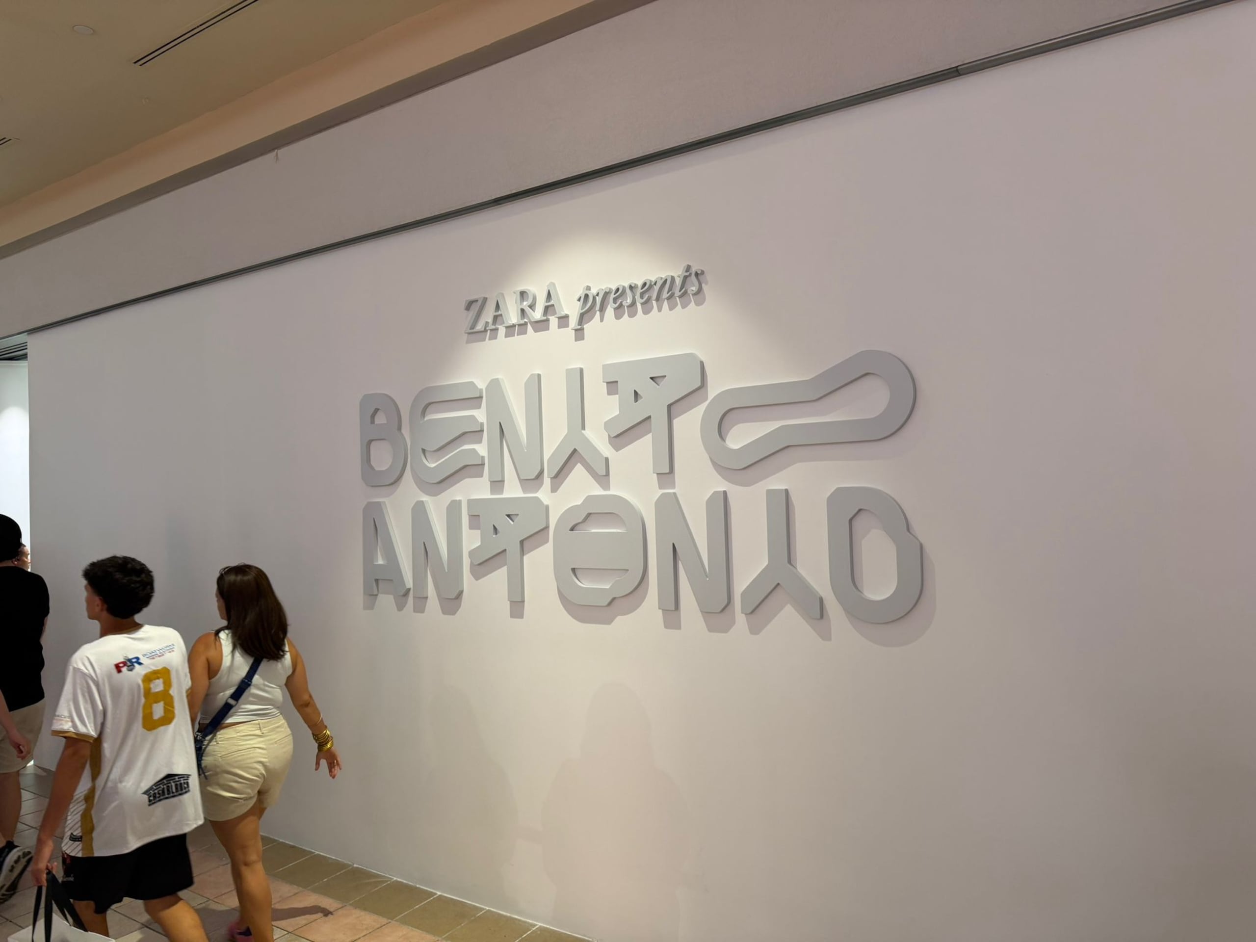 El cantante Bad Bunny lanzó este sábado, 16 de mayo su línea "Benito Antonio" en la tienda Zara de Plaza Las Américas.