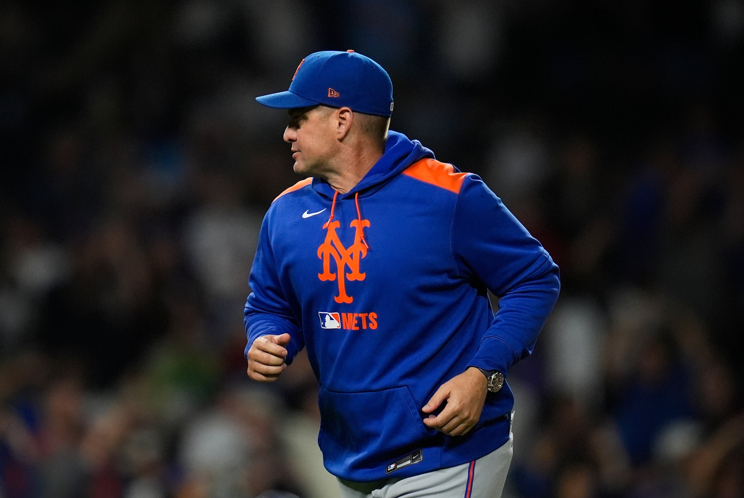 Carlos Mendoza (64), manager de los Mets de Nueva York, regresa al dugout después de realizar un cambio de lanzador dutante la segunda entrada del juego de béisbol de Grandes Ligas ante los Cachorros de Chicago, el martes 23 de septiembre de 2025, en Chicago. (AP Foto/Erin Hooley)