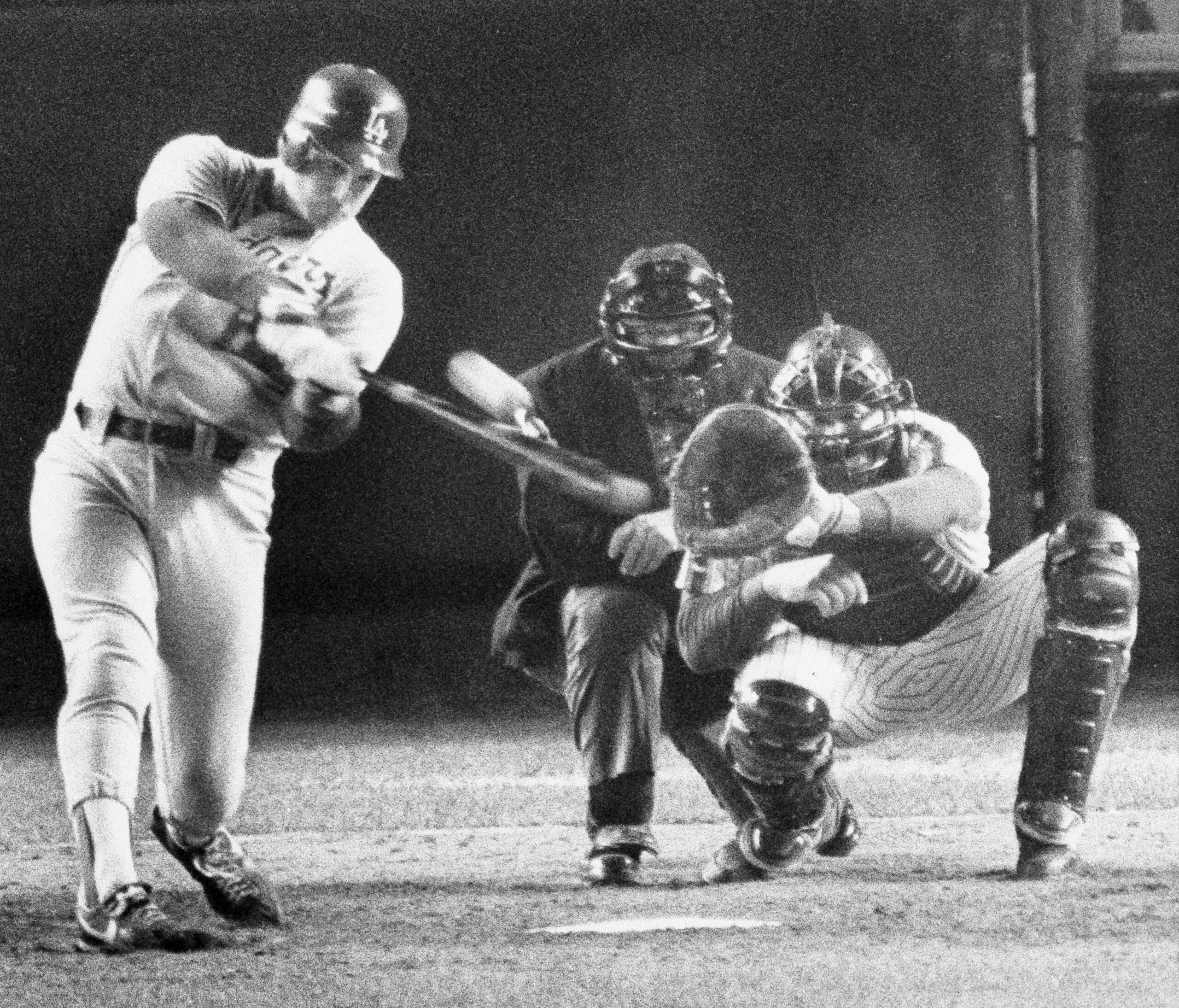 Mike Scioscia conecta el jonrón que empató el partido número 4 en la novena entrada.