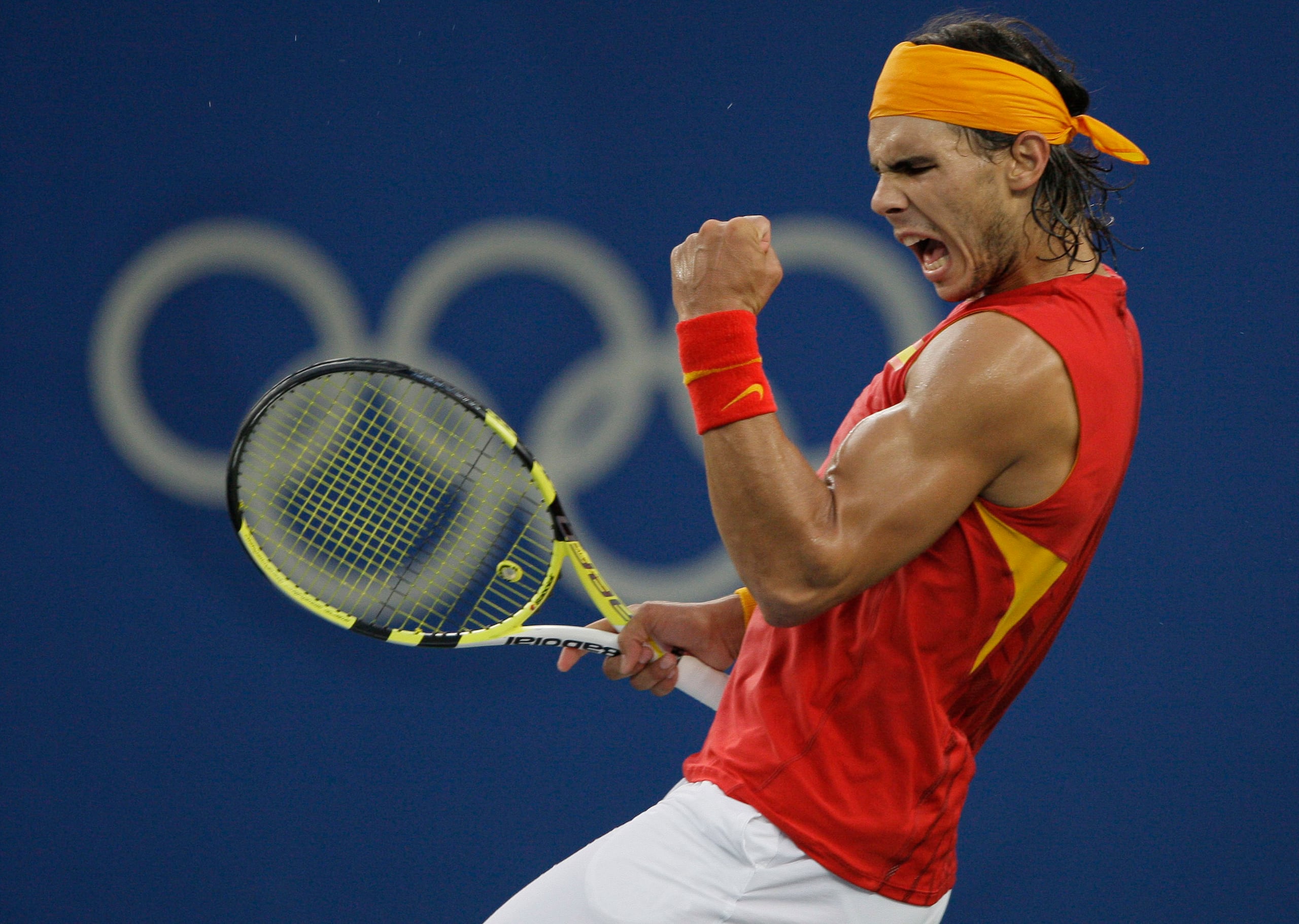 En esta imagen de archivo, el tenista español Rafael Nadal reacciona tras ganar un punto contra el chileno Fernando González en la final del torneo de tenis de los Juegos Olímpicos de Beijing, en Beijing, el 17 de agosto de 2008.