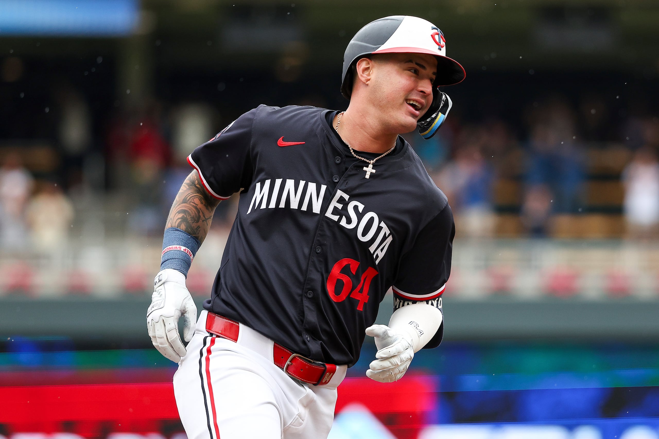 Jose Miranda corre las bases tras conectar un cuadrangular de tres carreras con los Twins de Minnesota en la temporada 2024 de las Grandes Ligas.