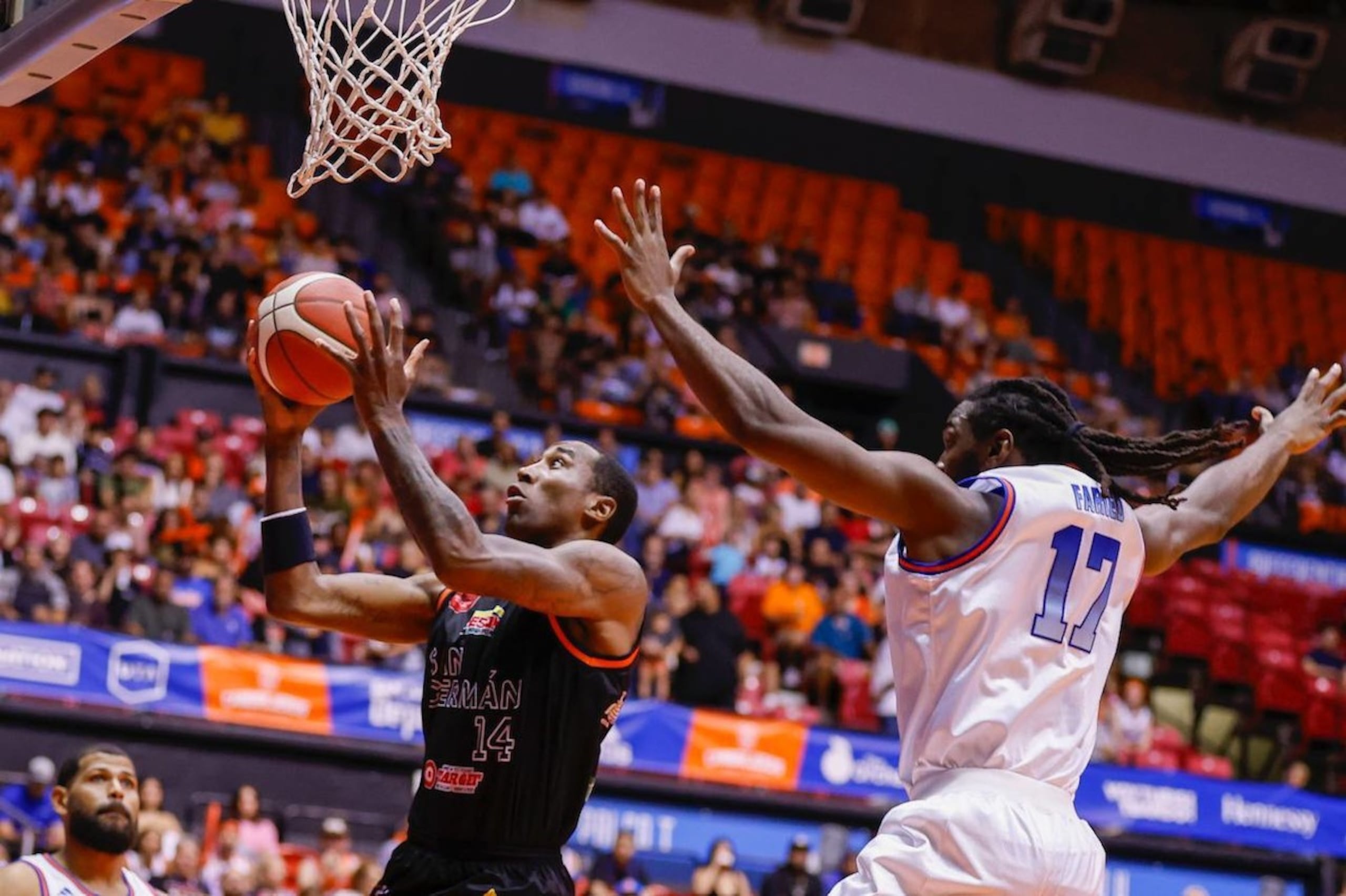 Rondae Hollis-Jefferson tira al canasto contra Kenneth Faried, de los Cangrejeros.