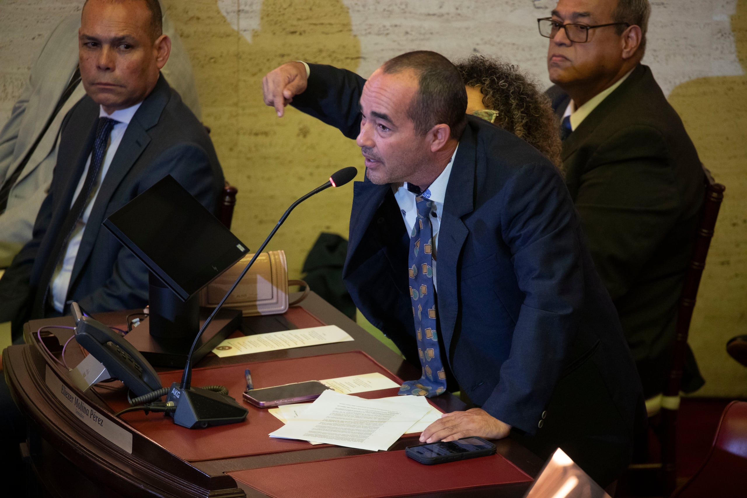 Eliezer Molina toma la palabra en su primer día como Senador.