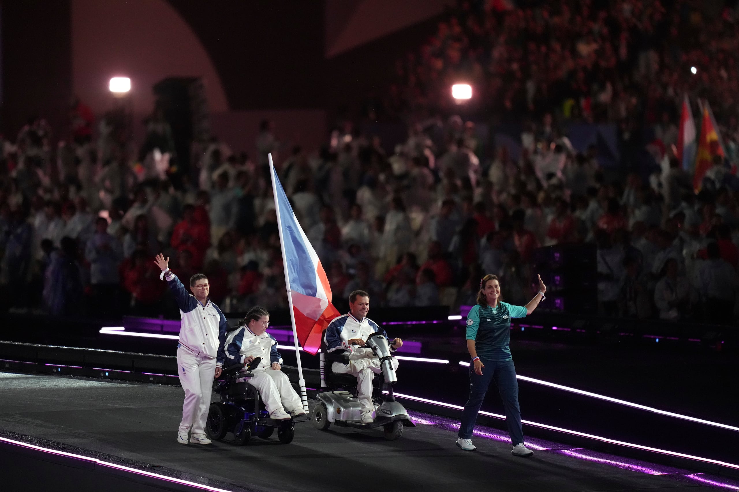 Integrantes de la delegación francesa desfilan durante la ceremonia de clausura de los Juegos Paralímpicos.