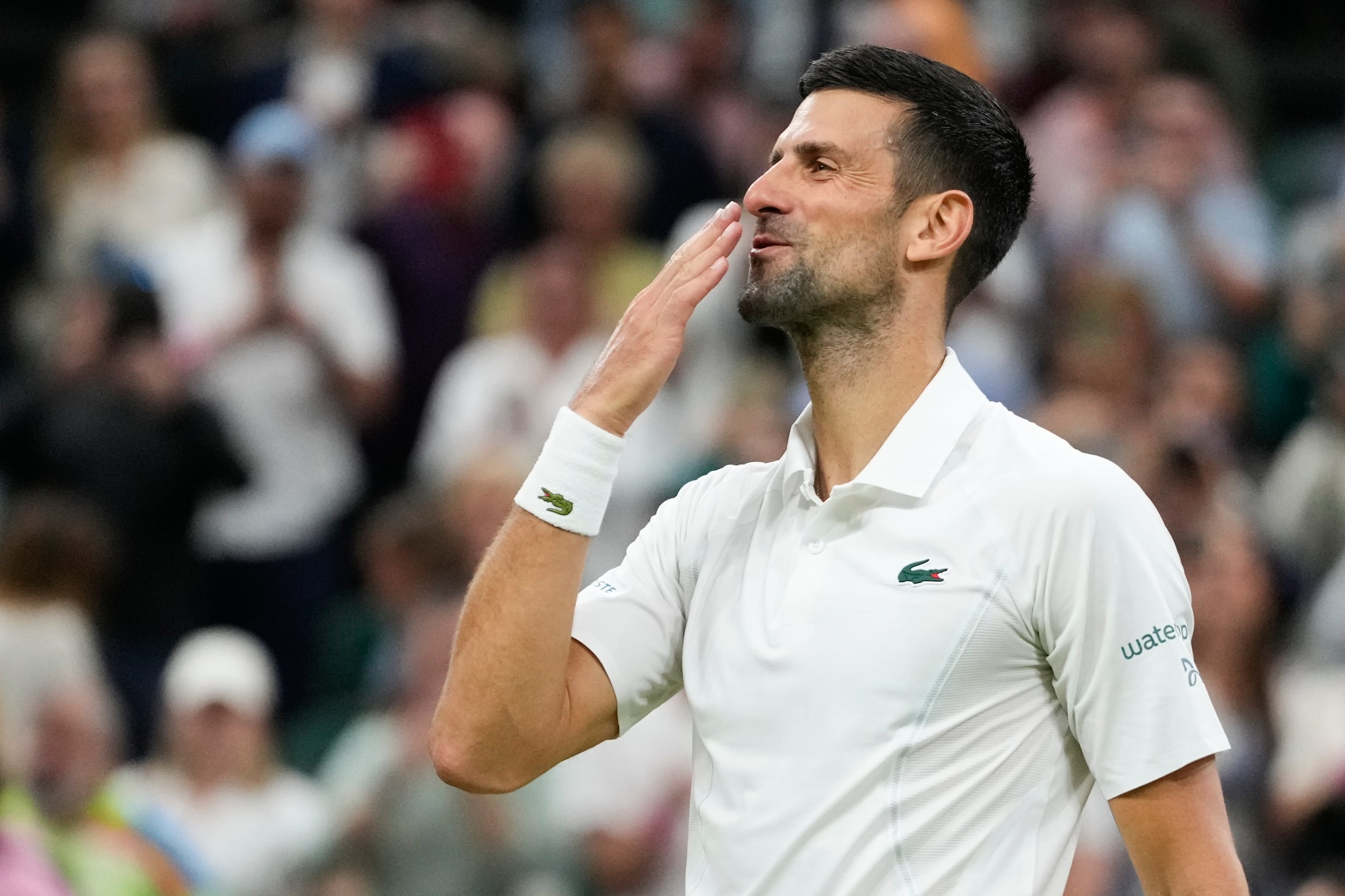 El serbio Novak Djokovic celebra al vencer al danés Holger Rune en la cuarta ronda de Wimbledon el lunes 8 de julio del 2024. (AP Foto/Kirsty Wigglesworth)