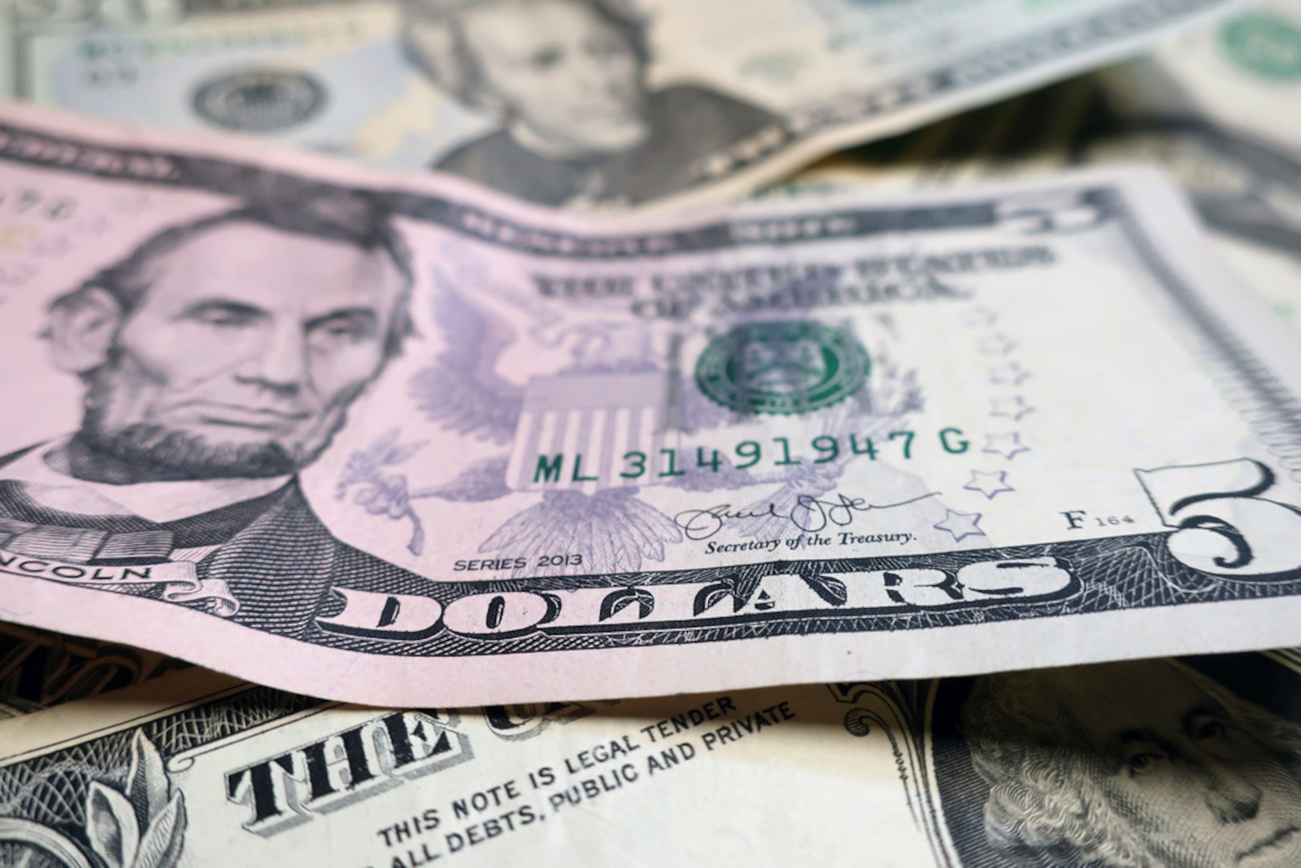 El dinero en efectivo estaba dentro de un sobre.