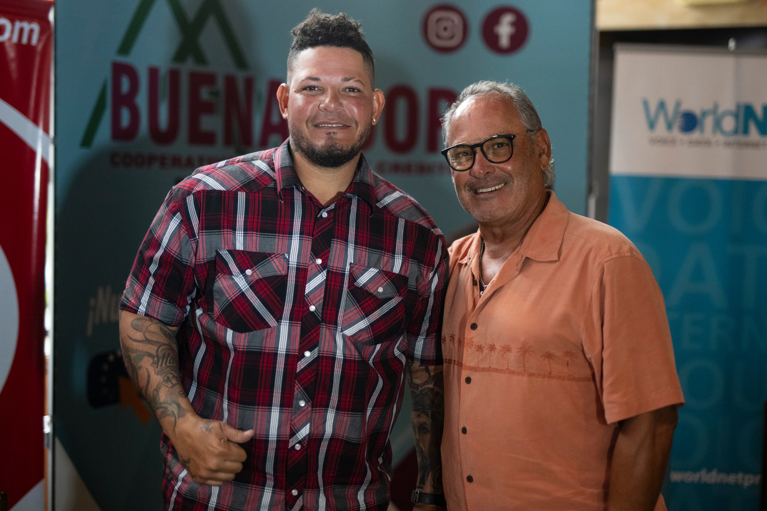 La temporada 2023-24 de los Criollos será dedicada al exlanzador Francisco Javier “El Gallo” Oliveras, sobre estas líneas junto a Yadier Molina.