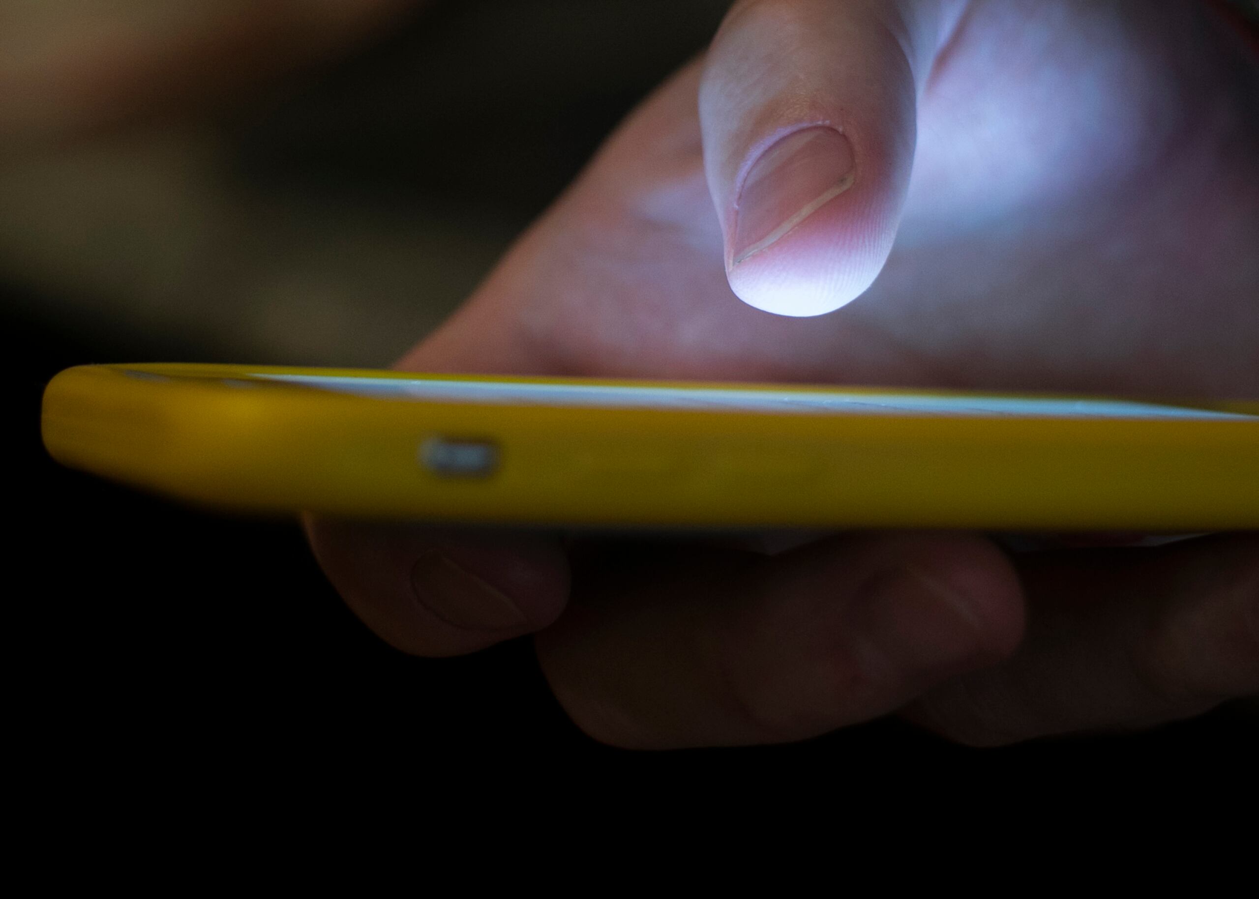 ARCHIVO - Un hombre utiliza su celular en Nueva Orleans, el 11 de agosto de 2019. (AP Foto/Jenny Kane, archivo)