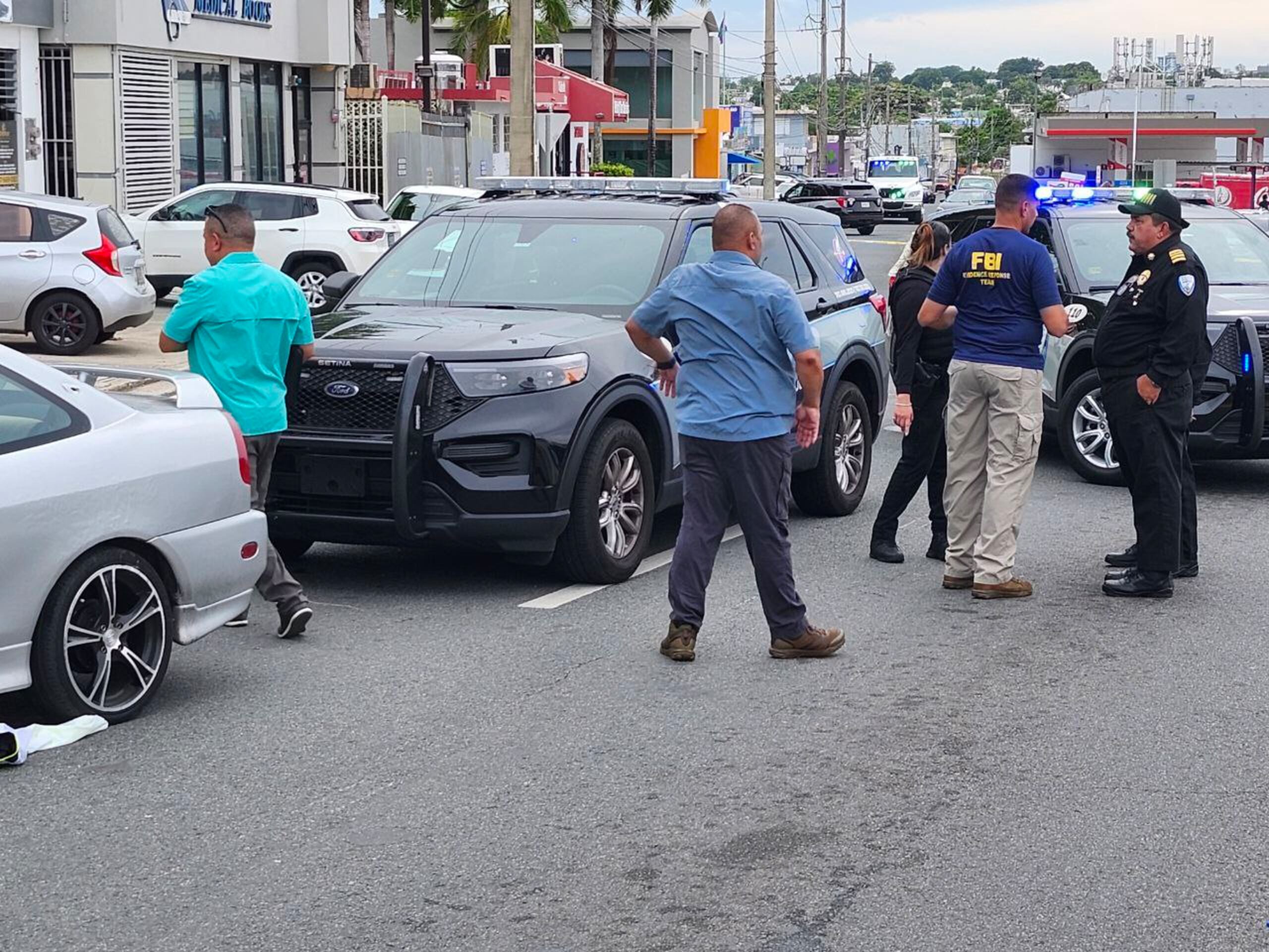 Policías municipales de San Juan arrestaron a dos sospechosos del asalto a la sucursal del Banco Popular de la Calle Loíza, en Santurce. (Archivo)