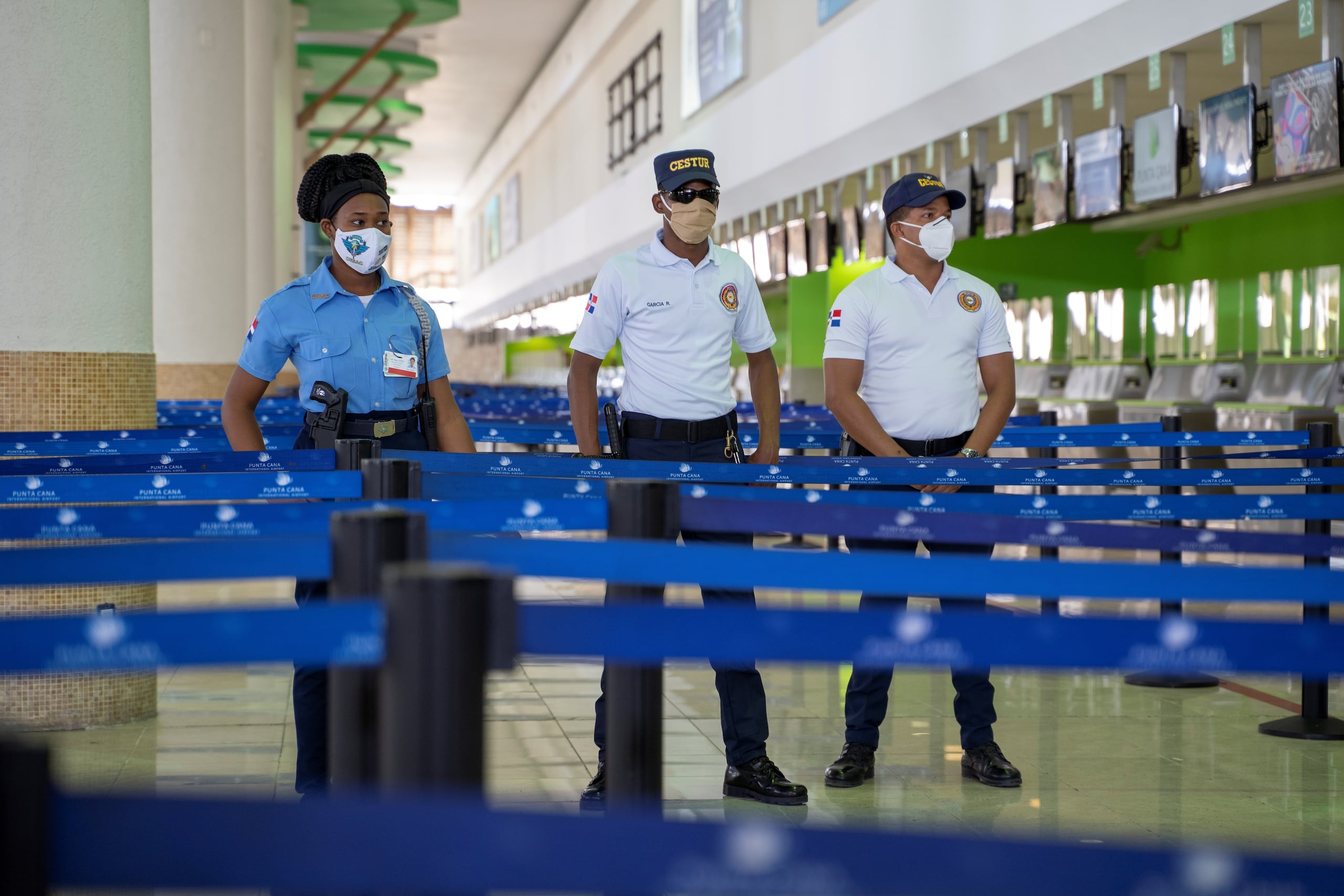 Policías custodian el Aeropuerto Internacional de Punta Cana en una fotografía de archivo.