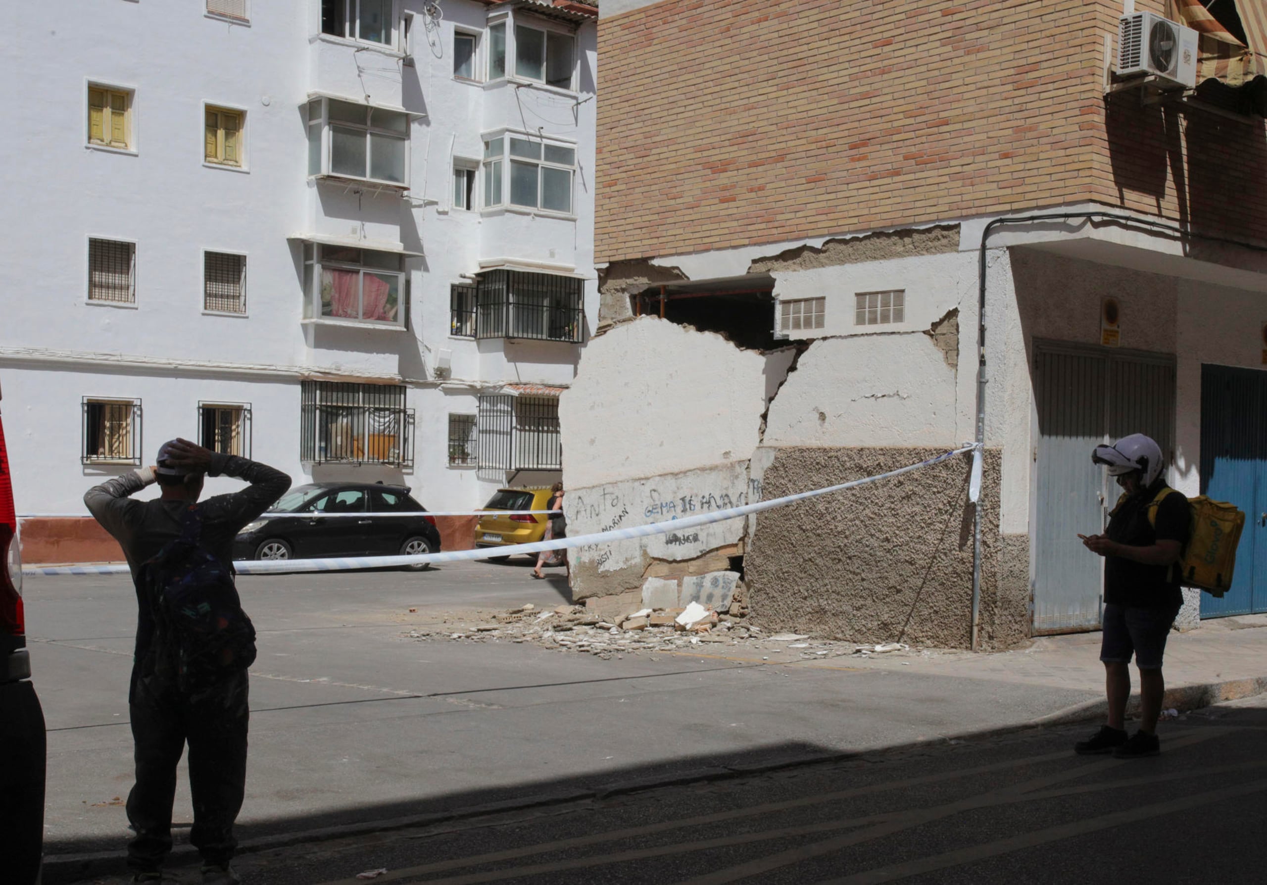 Desperfectos en una cochera del barrio granadino del Zaidón después de los numerosos terremotos registrados en Granada este martes. EFE/Pepe Torres.