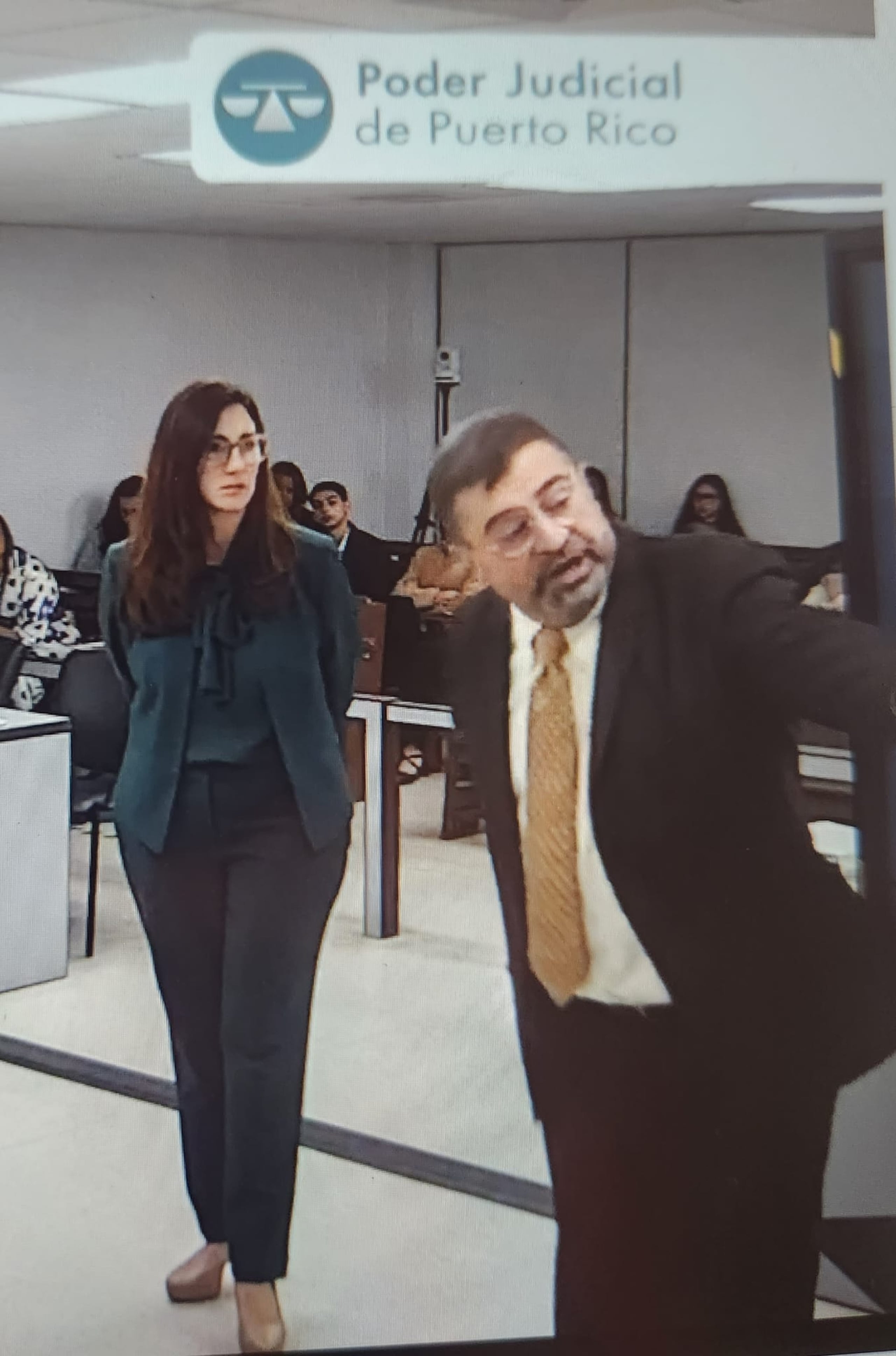 El patólogo Javier G. Serrano durante el interrogatorio de la fiscal Silda Rubio Barreto, explicando las fotos de la autopsia que le realizó a Gabriela Nicole Pratts.