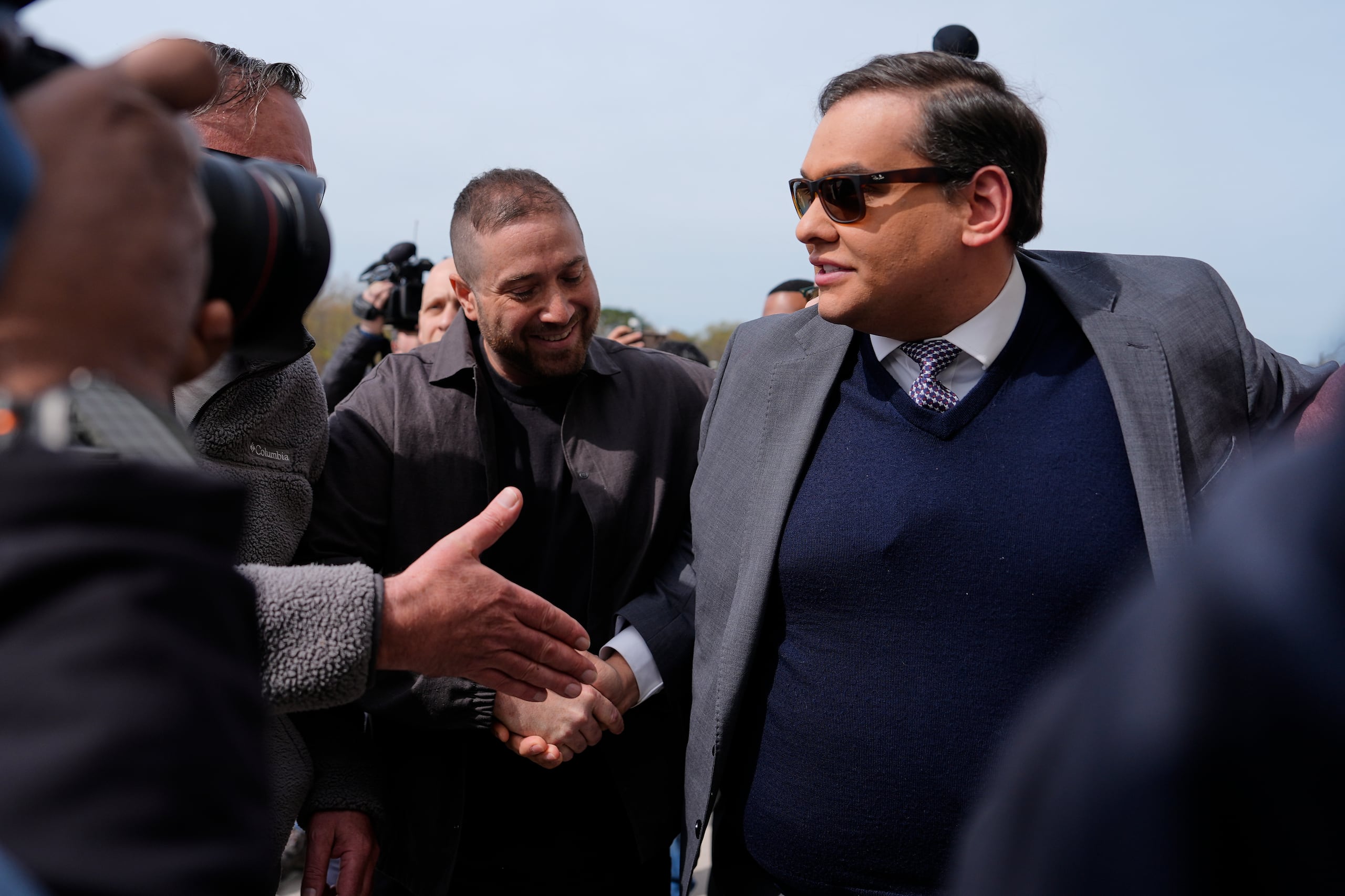 Santos admitió haber engañado a donantes y haber robado las identidades de casi una docena de personas, incluidos miembros de su familia, para financiar su campaña ganadora.