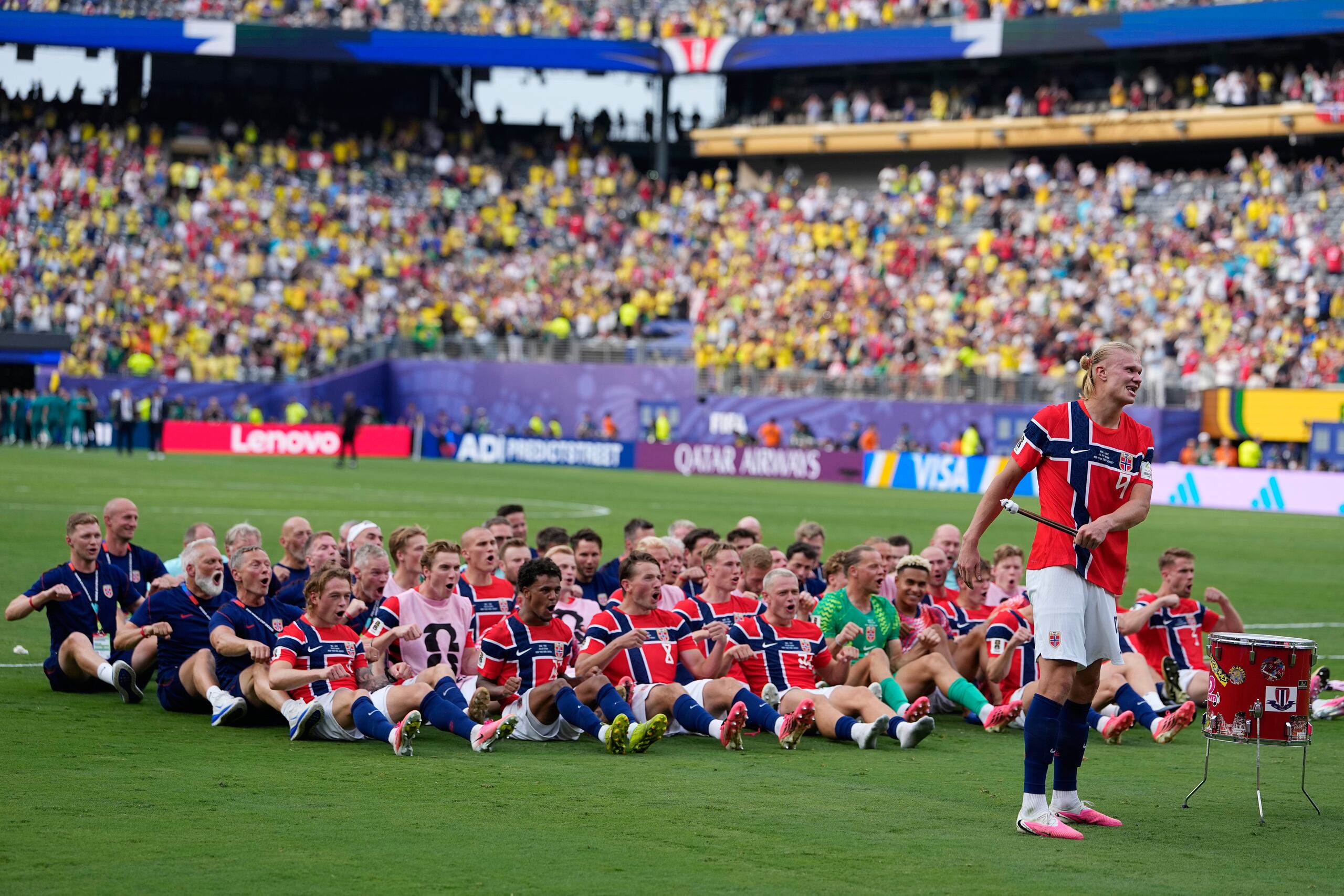 El delantero noruego Erling Haaland lidera la celebración vikinga tras vencer 2-1 a Brasil en los octavos de final.