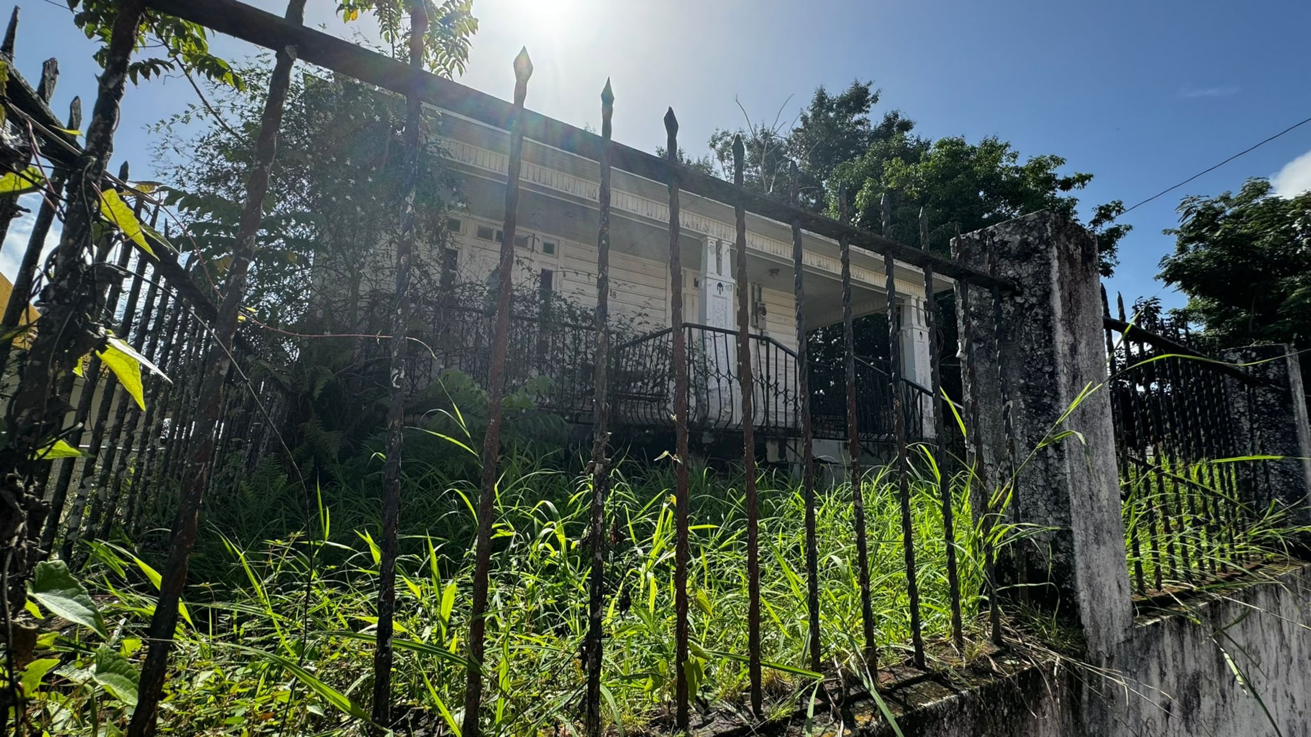 Casona de madera abandonada, localizada en la calle Palmer, la que, alegadamente, está protegida por el Instituto de Cultura Puertorriqueña.