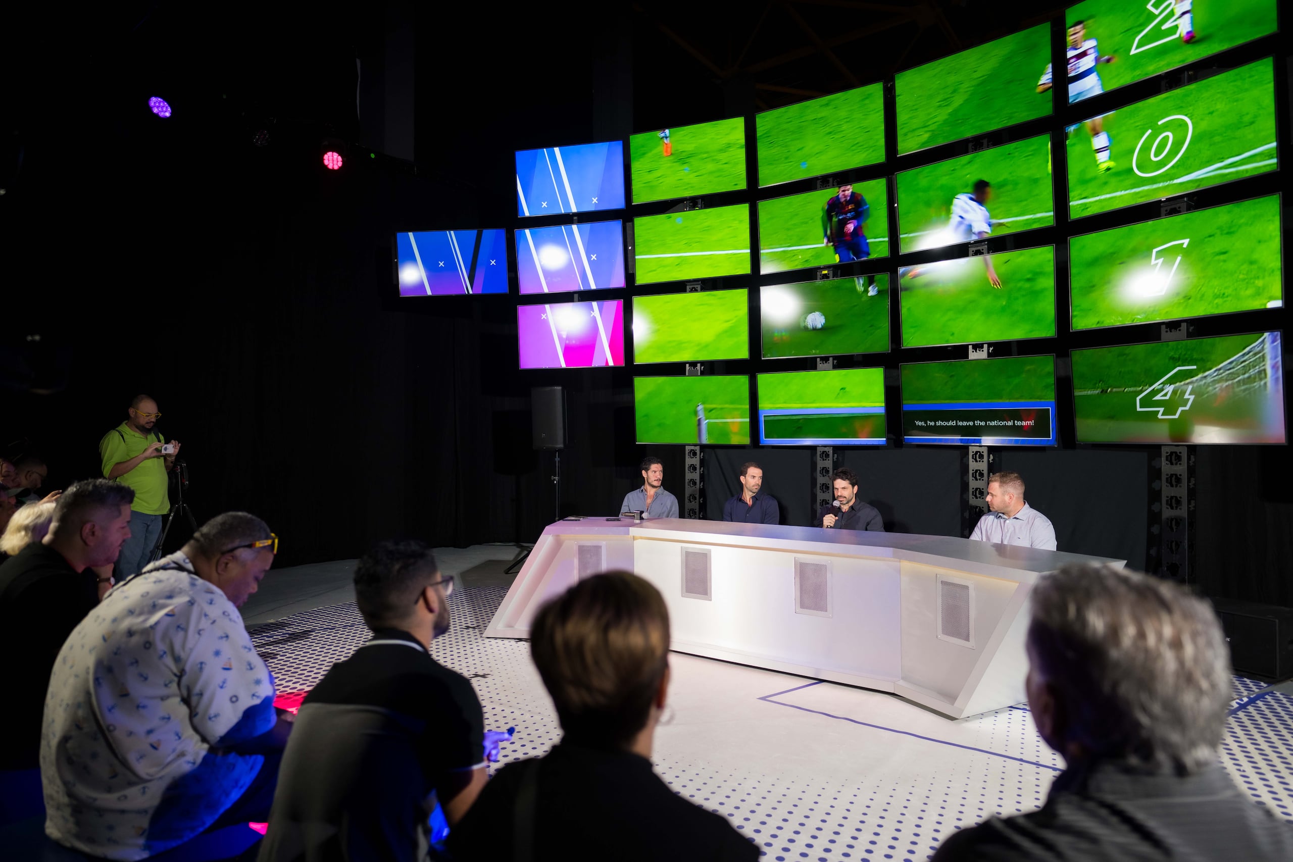 Organizadores de "The Messi Experience World Tour" ofrecen detalles de conferencia de prensa.