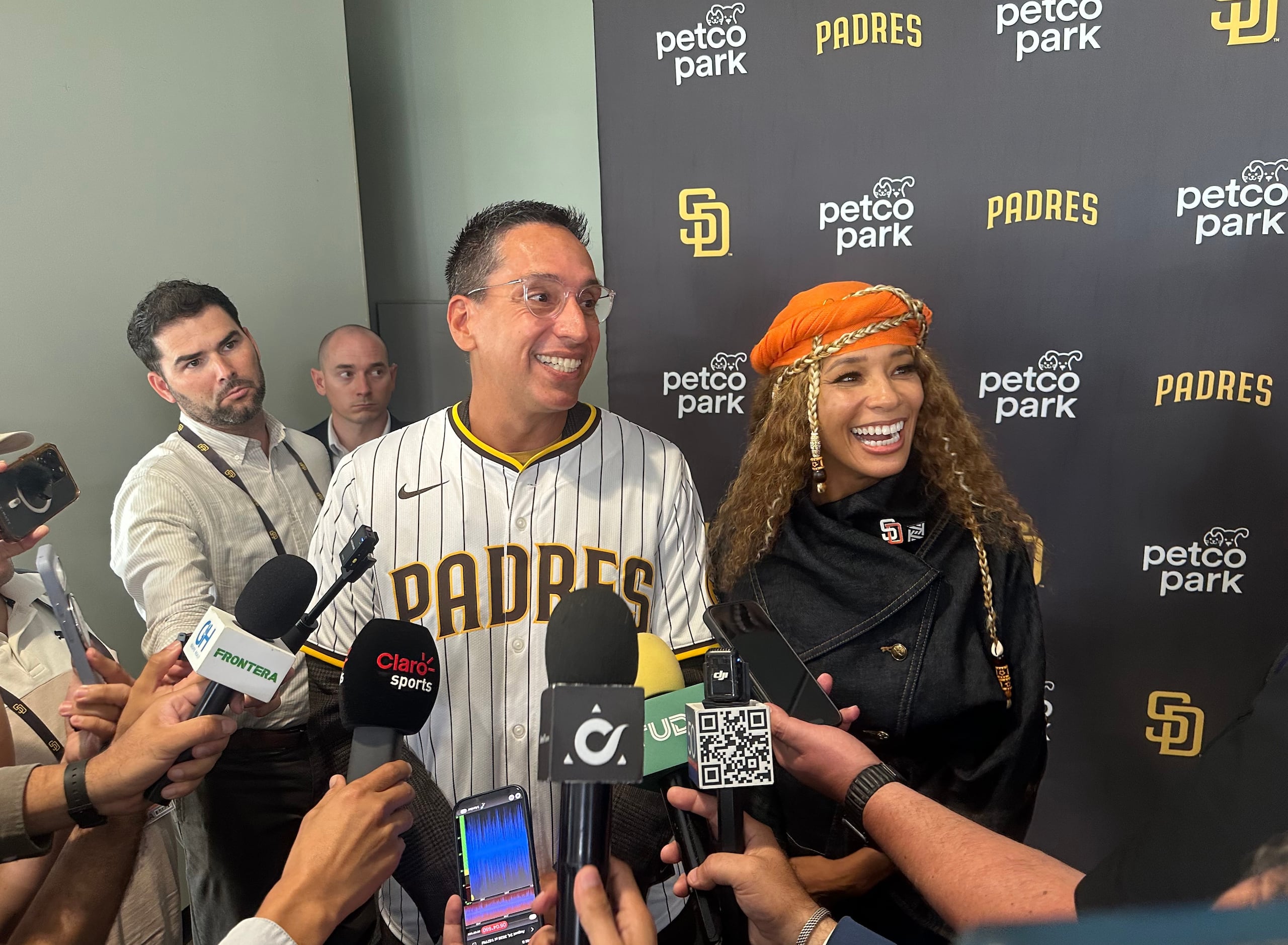 José E. Feliciano y Kwanza Jones conversa con la prensa de los Padres.