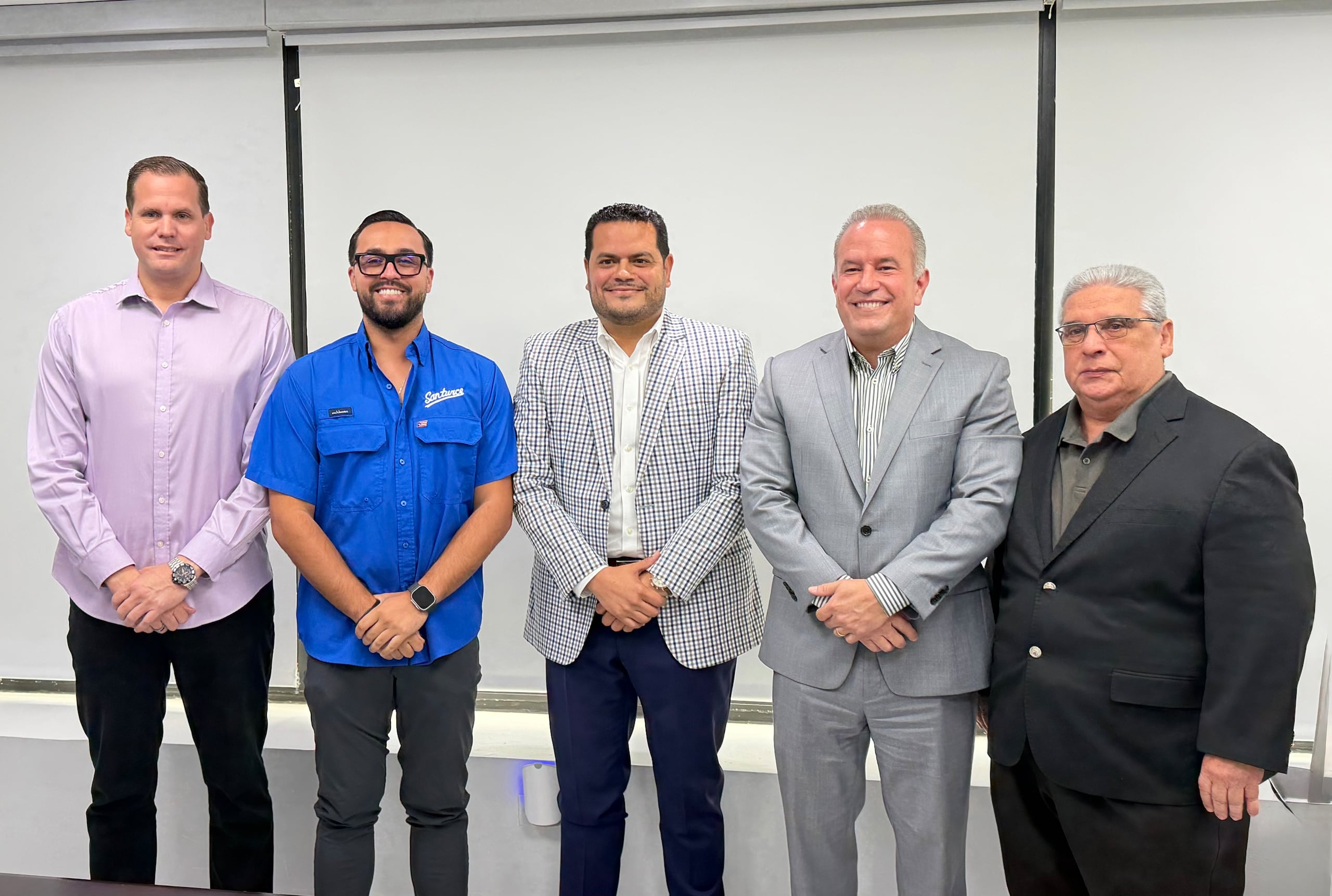 De izquierda a derecha; Christian Adam (gerente general), César Collins (asesor deportivo), Eddie Romero, (chief baseball officer), Carlos Iguina (presidente de los Cangrejeros) y Juan Flores Galarza (presidente de la LBPRC).