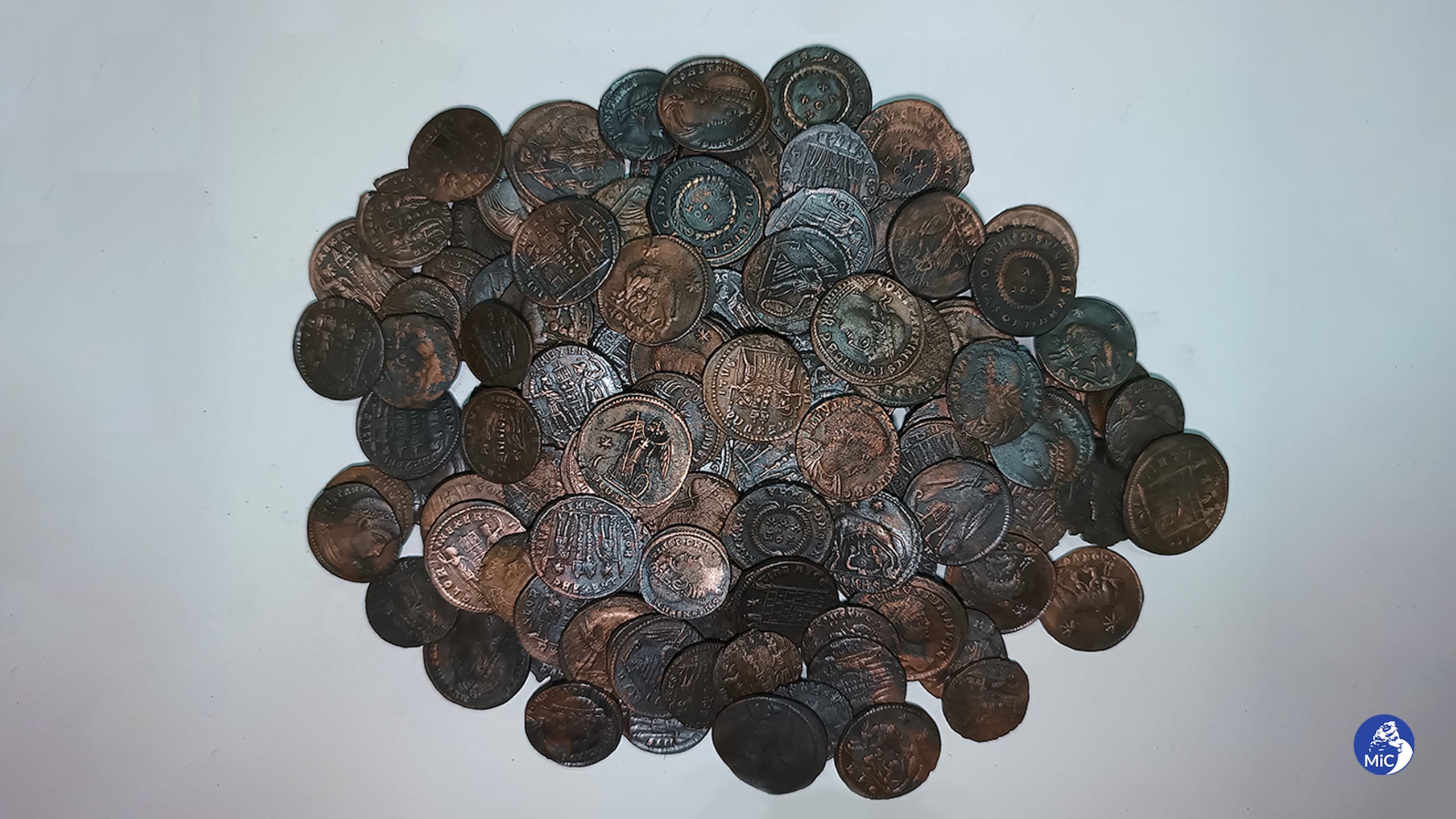 Entre 30.000 y 50.000 monedas de bronce, conocidas como follis, que datan de la primera mitad del siglo IV d.C. fueron halladas en el mar a poca profundidad cerca de la costa de Arzachena, en el noreste de la isla italiana de Cerdeña, y suponen uno de los más importantes descubrimientos numismáticos de los últimos años. EFE/Ministerio de Cultura italiano - SOLO USO EDITORIAL/SOLO DISPONIBLE PARA ILUSTRAR LA NOTICIA QUE ACOMPAÑA (CRÉDITO OBLIGATORIO) -