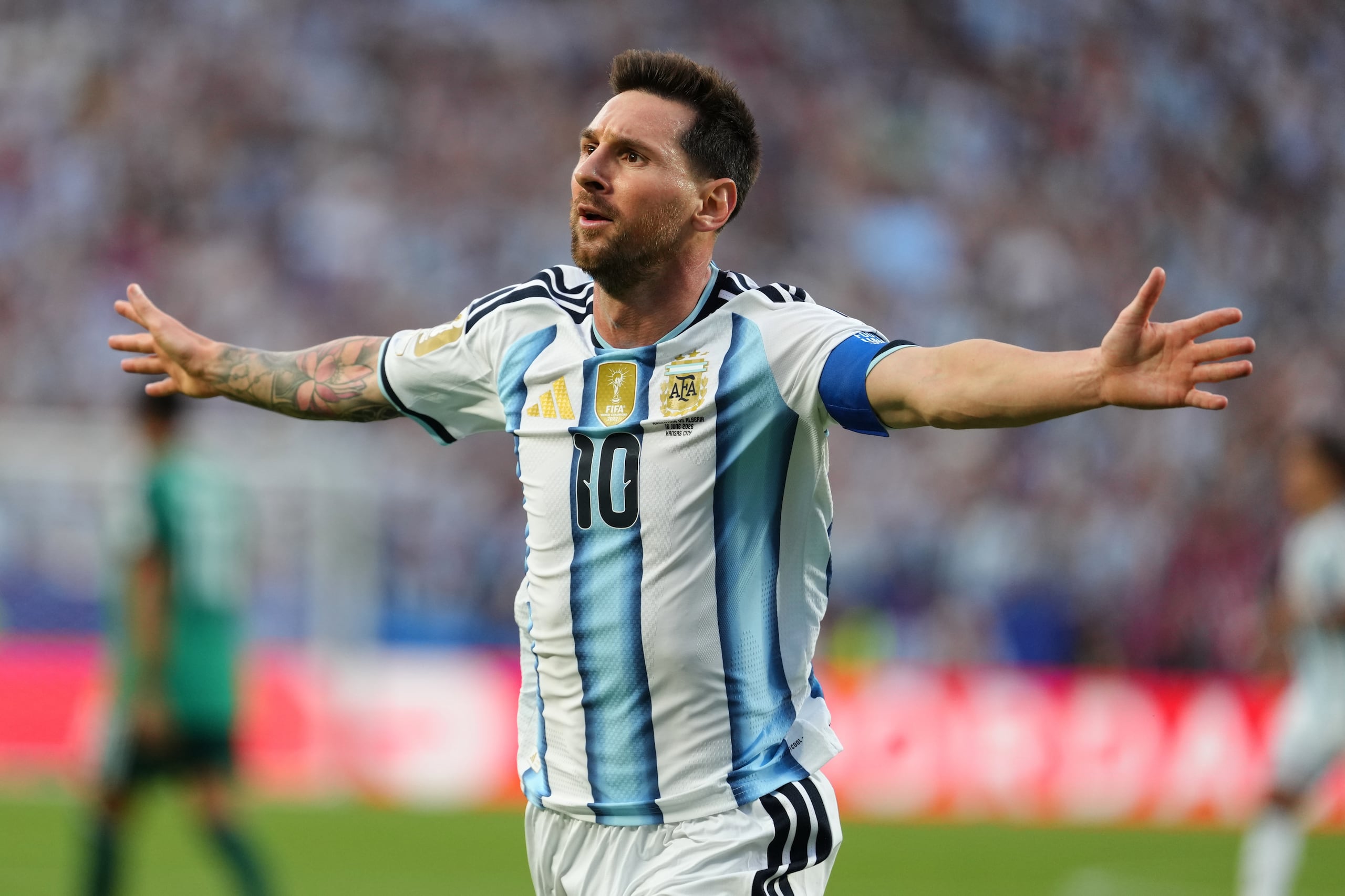 Lionel Messi, de Argentina, festeja tras marcar su primer gol en el Mundial ante Argelia.