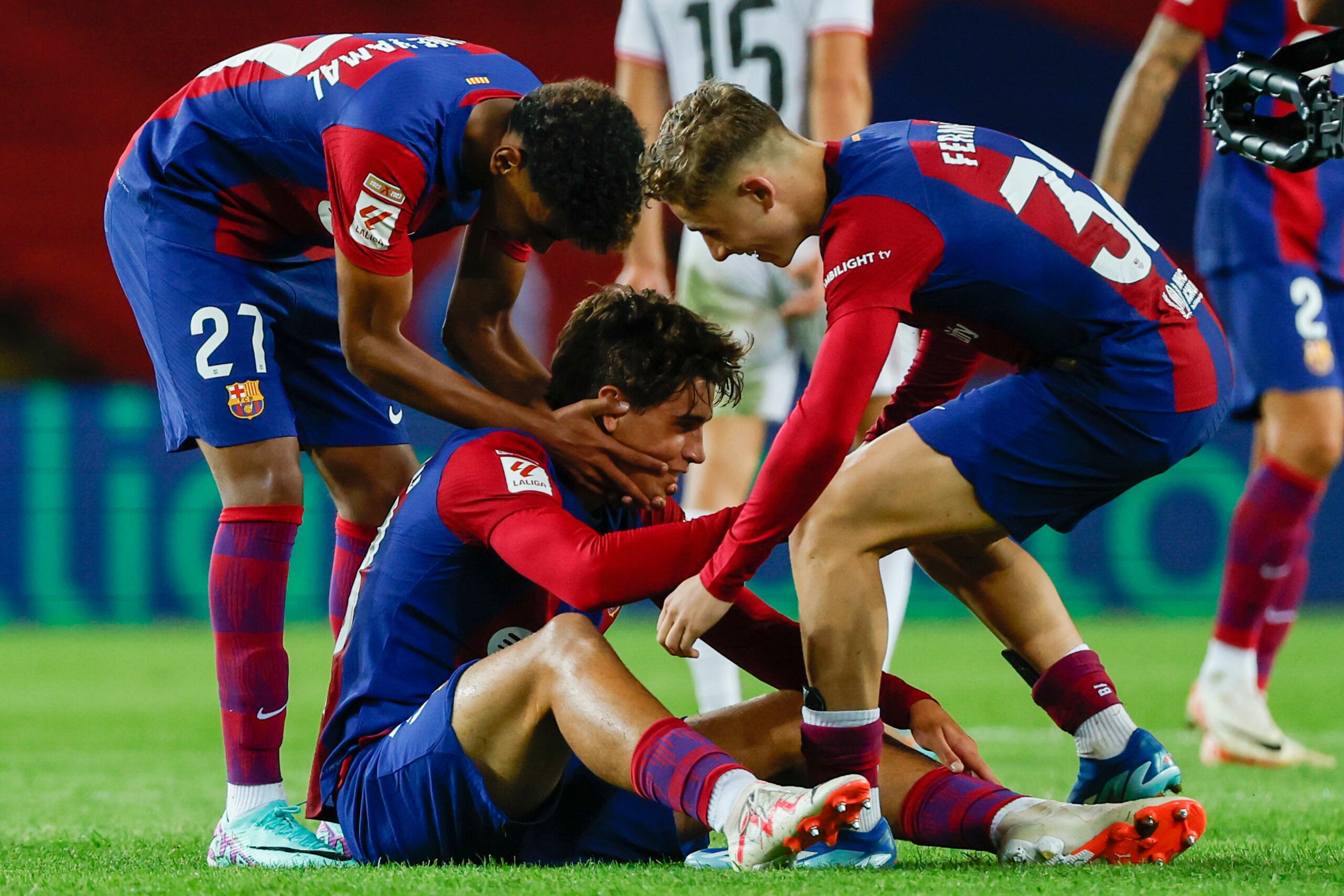 Lamine Yamal, a la izquierda, Marc Guiu, al centro y Fermín López celebran al cierre del partido ganado gracias a un gol del debutante Guiu.