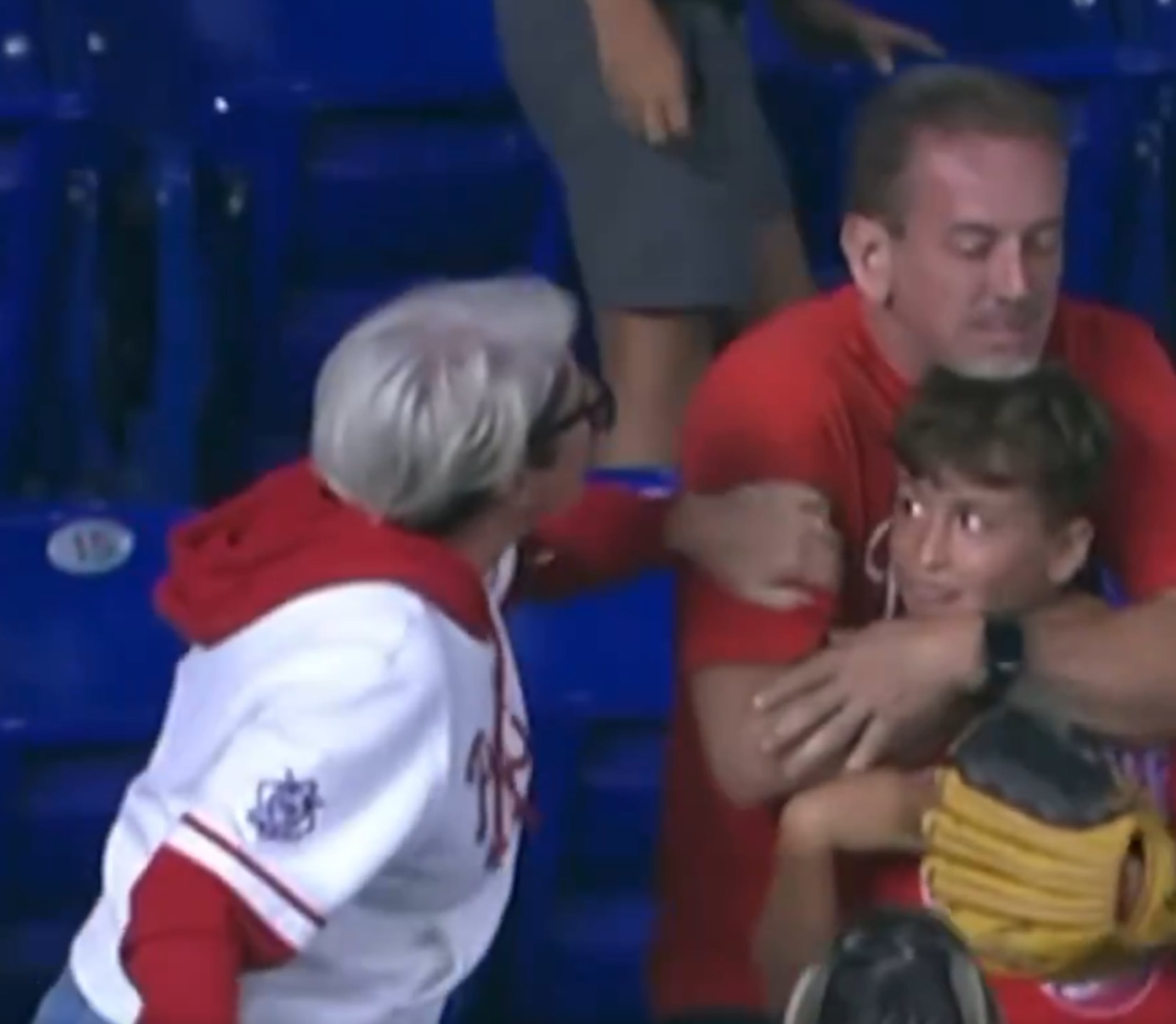 La mujer discutió con el padre del niño hasta que este le devolvió la pelota.