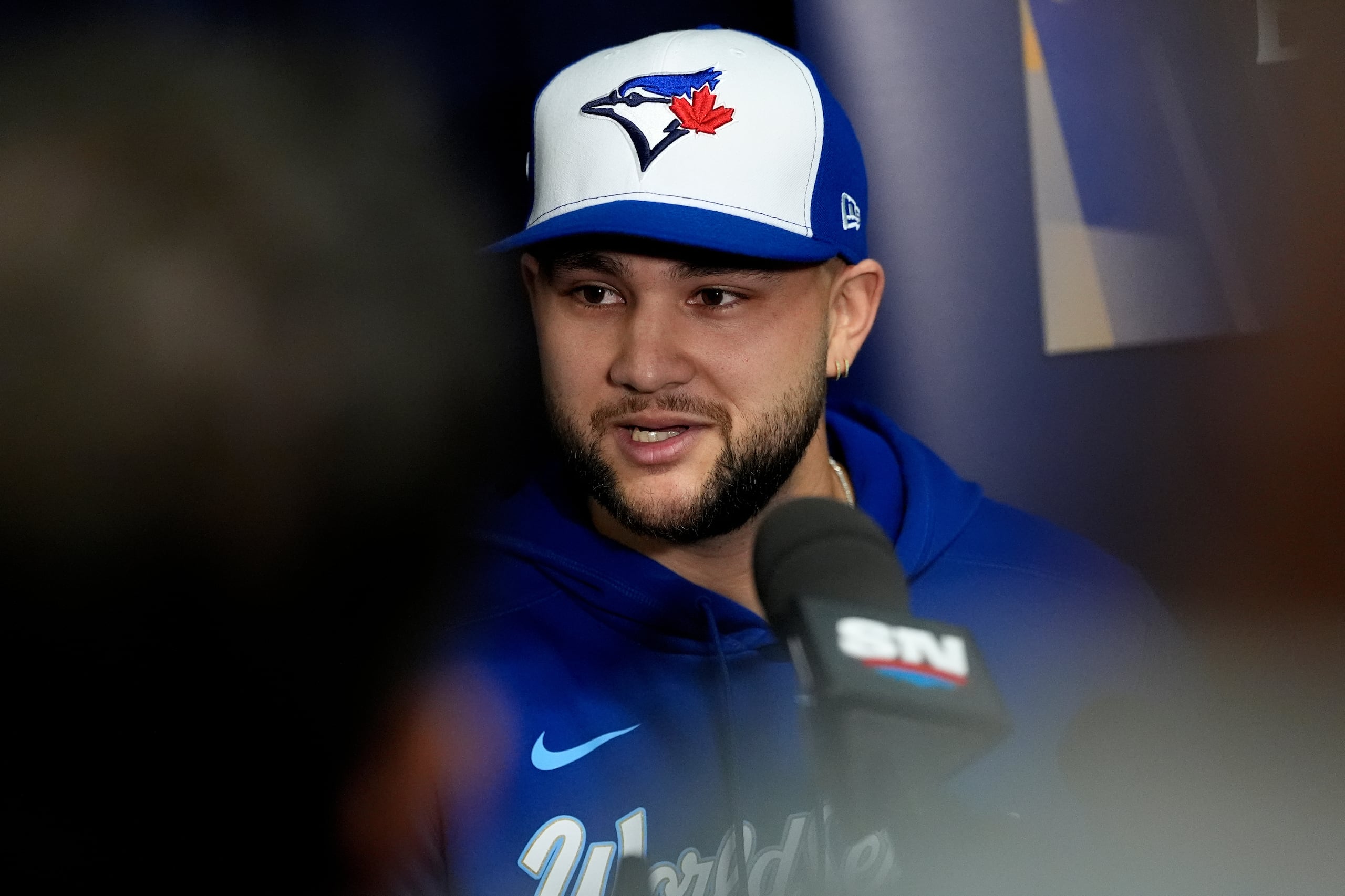 Bo Bichette de los Blue Jays de Toronto habla con la prensa en el día de medios antes del inicio de la Serie Mundial el jueves 23 de octubre del 2025. (AP Foto/David J. Phillip)
