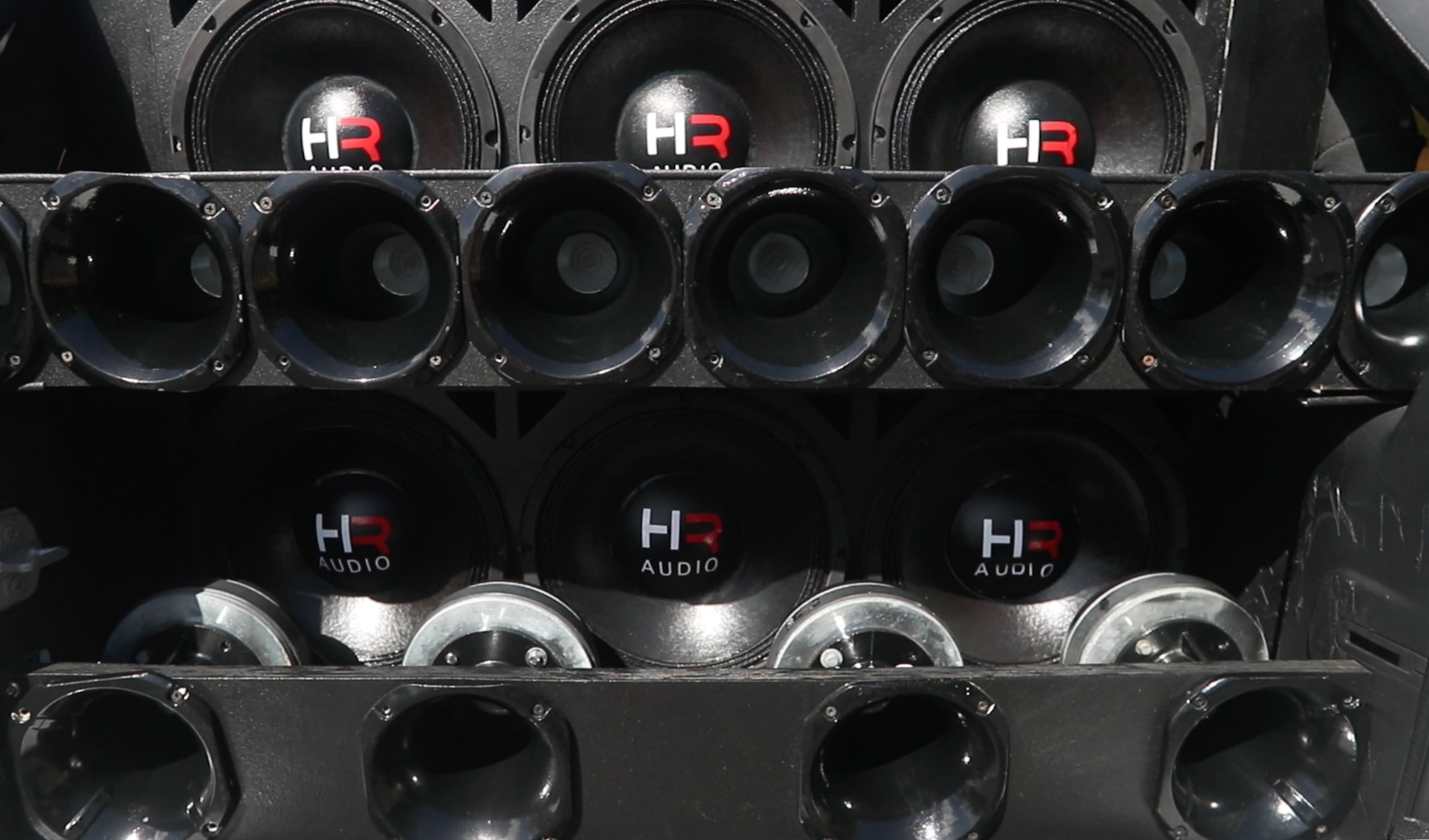 Imagen de las bocinas que se colocan en los autos.