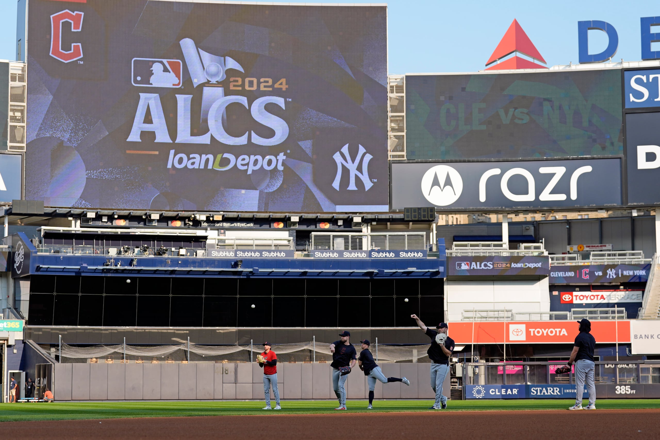 Los jugadores de los Guardians de Cleveland entrenan antes del Juego 1 de la Serie de Campeonato de la Liga Americana.