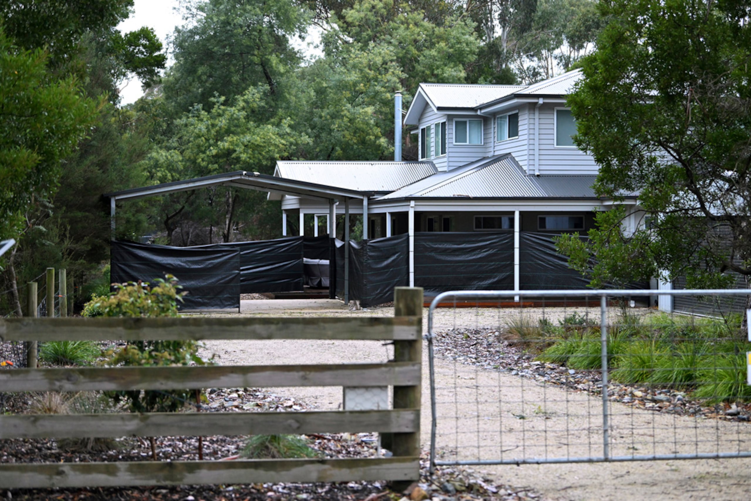 Plástico negro cubre el exterior de la casa en Leongatha, el 1 de julio de 2025, donde Erin Patterson sirvió una comida con hongos venenosos en julio de 2023, en Leongatha, Australia.