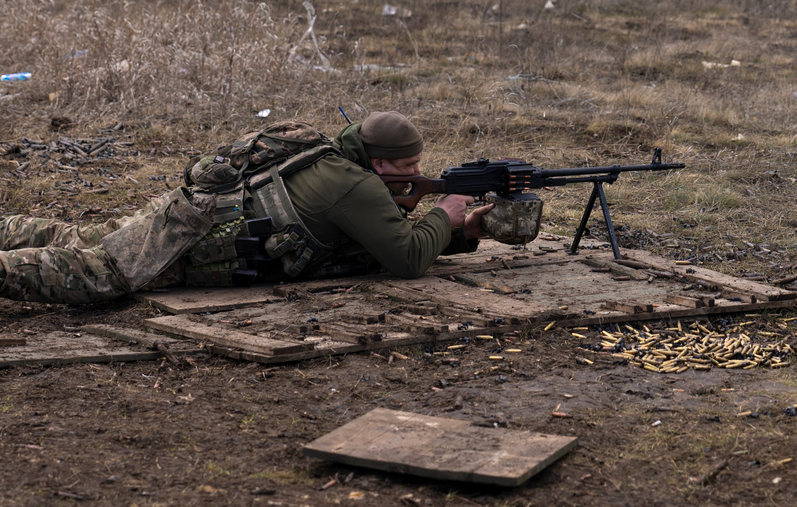 Un militar ucraniano durante un entrenamiento militar en un lugar no revelado cerca de la línea del frente, región de Donetsk, este de Ucrania. (EFE/EPA/OLGA KOVALOVA/ARCHIVO)