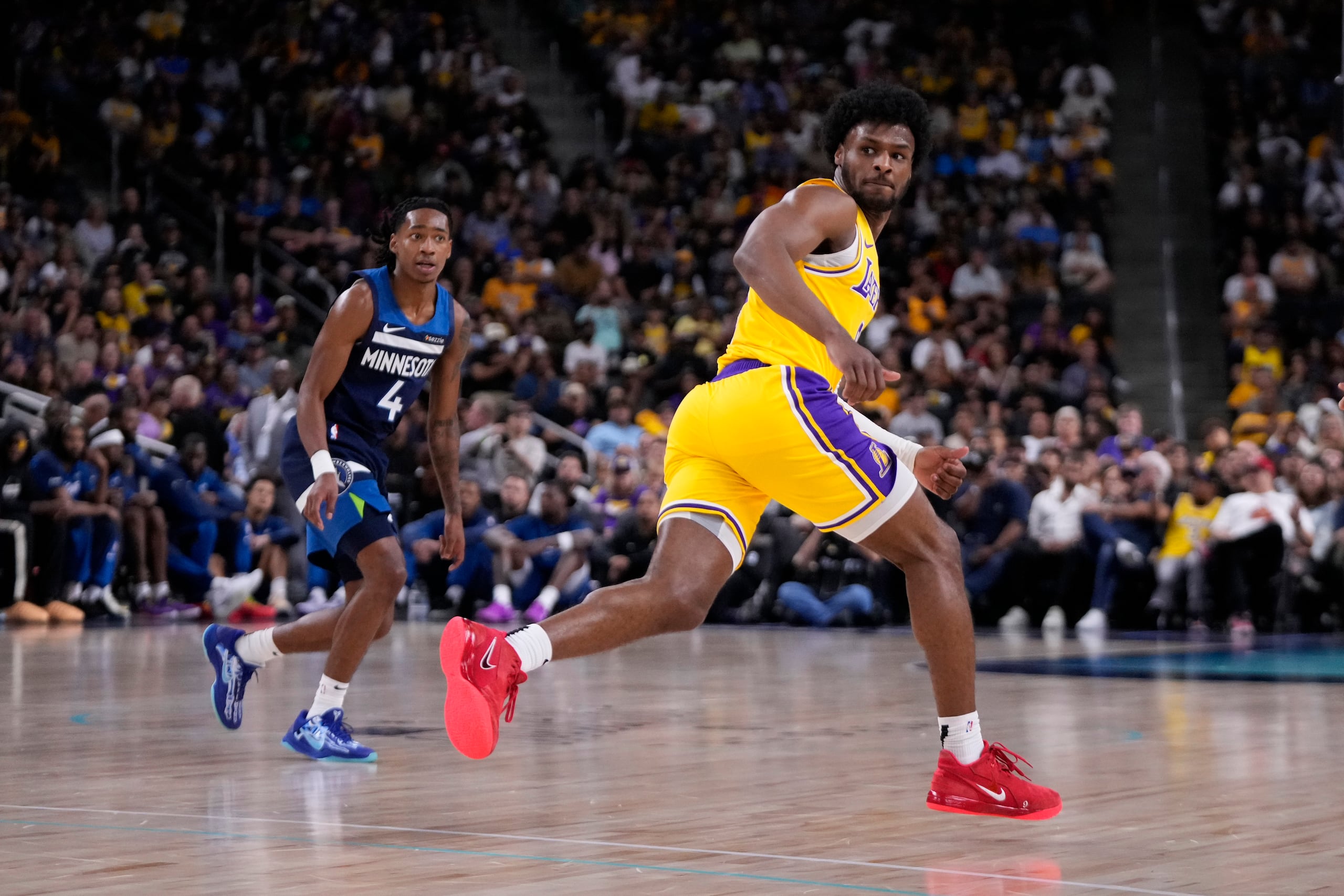 Bronny James, base de los Lakers de Los Ángeles, corre durante el partido de pretemporada ante los Timberwolves de Minnesota.