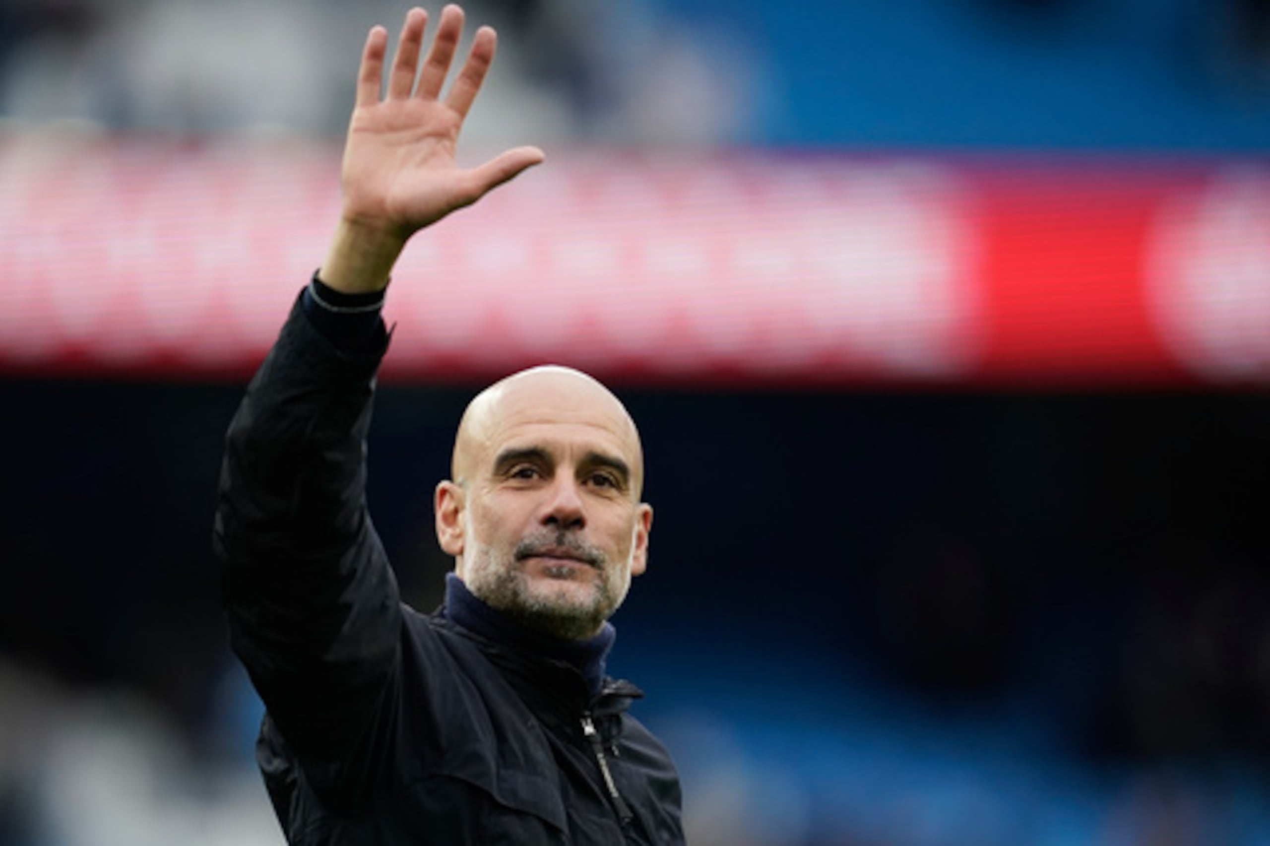 ARCHIVO - El entrenador del Manchester City, Pep Guardiola, saluda a los aficionados al final del partido de fútbol de la Premier League inglesa entre el Manchester City y el Brentford en Manchester, el sábado 9 de mayo de 2026. (AP Photo/Dave Thompson, Archivo)