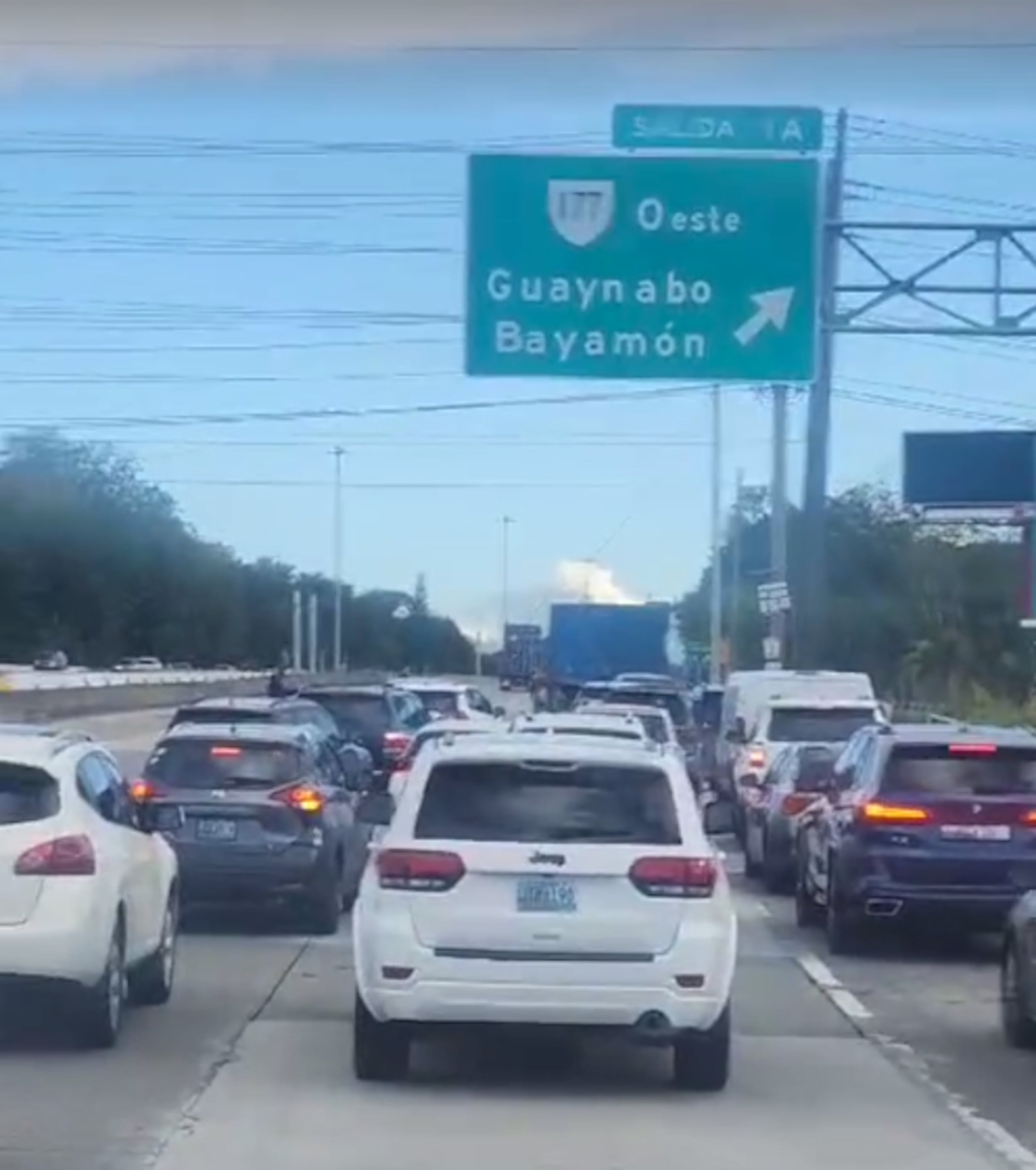 LUMA pidió a los conductores ejercer precaución al transitar por el lugar o utilizar vías alternas, mientras sus brigadas trabajan con la situación.