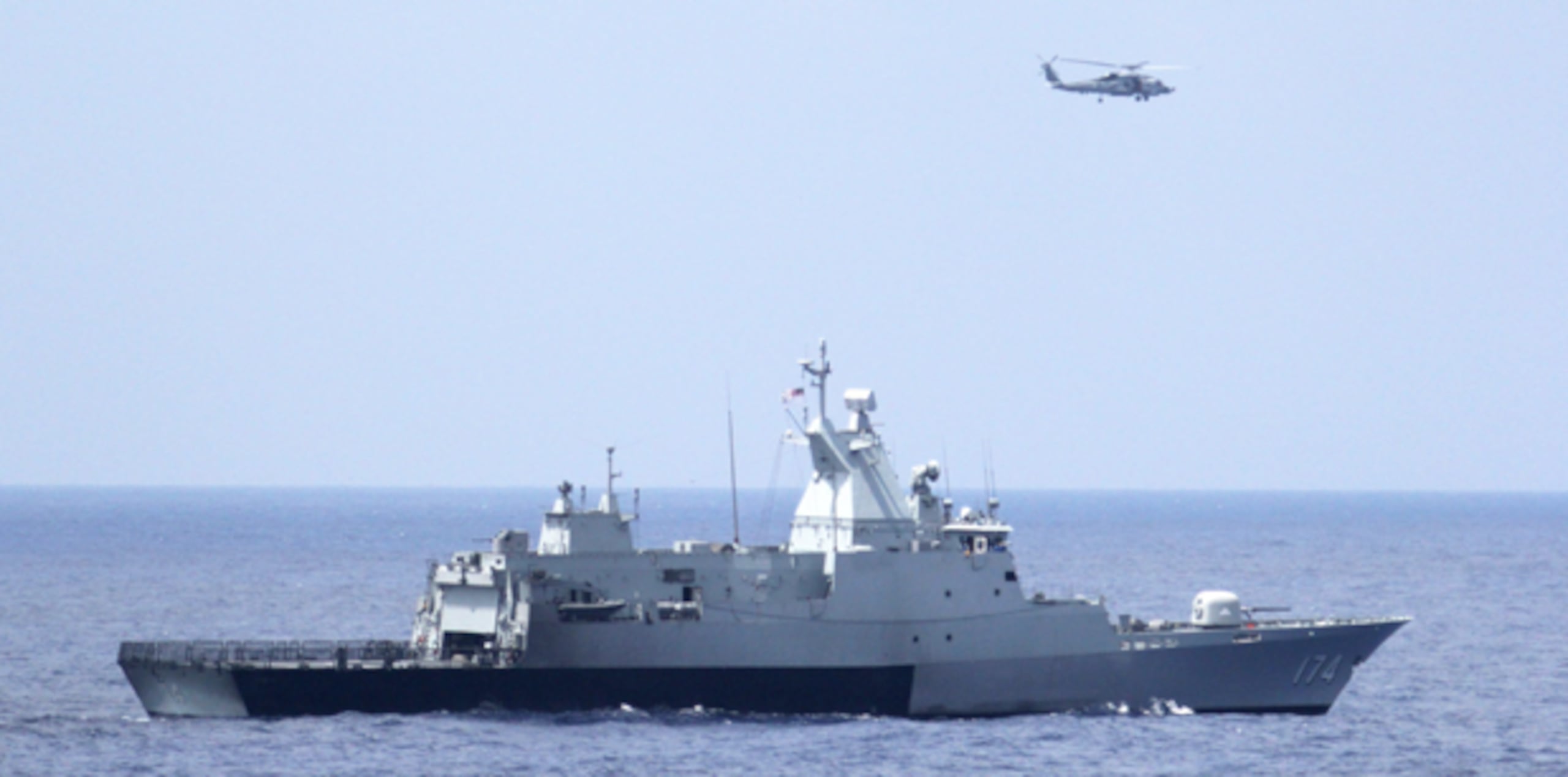 La séptima flota de Estados Unidos movilizó a uno de sus navíos, el USS Kidd, hacia el Estrecho de Malaca. (EFE)