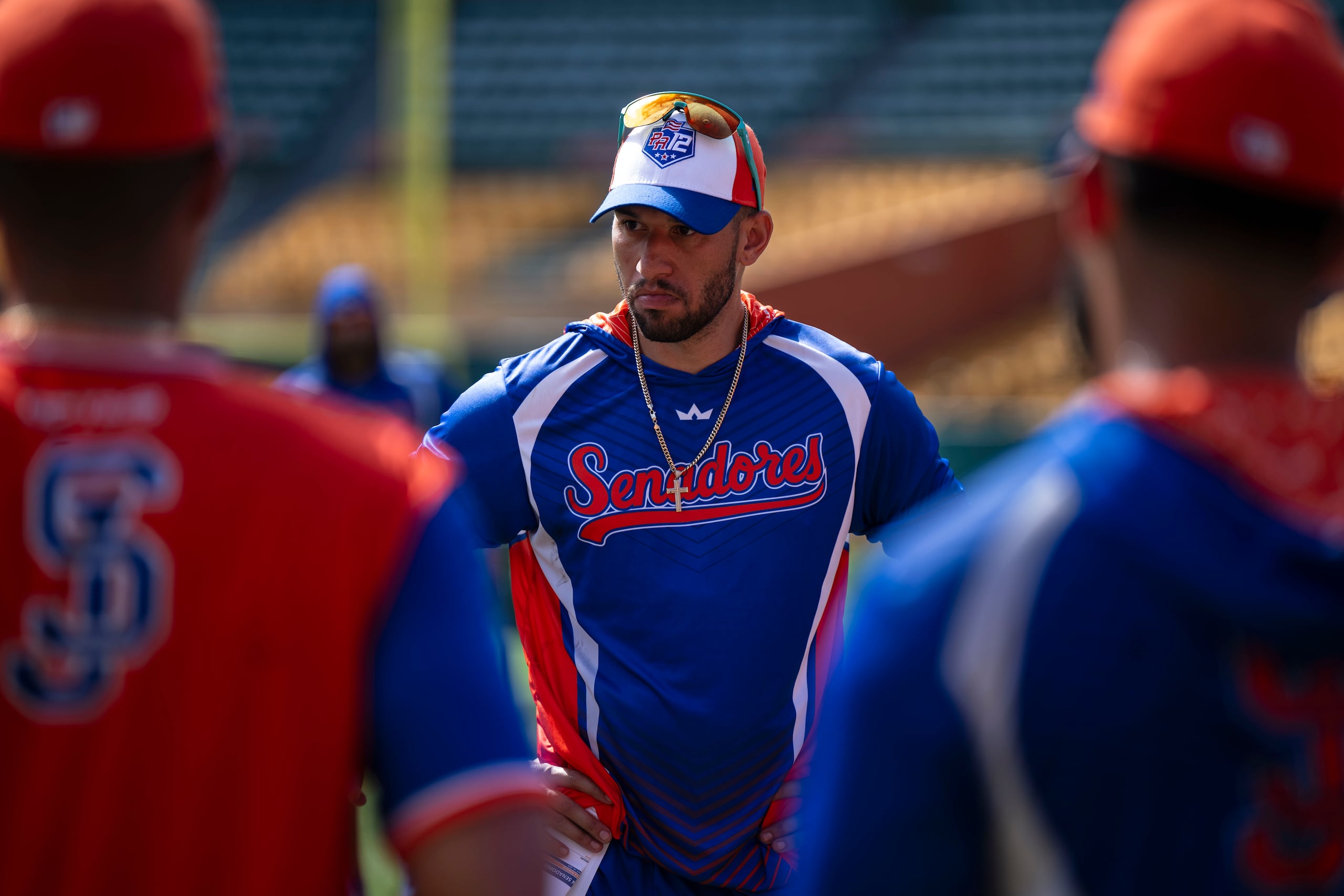 El dirigente Ricky Rivera, de 31 años, se dirige a los Senadores de San Juan en una de la prácticas del equipo de cara a la temporada 2024-25 de la LBPRC.
