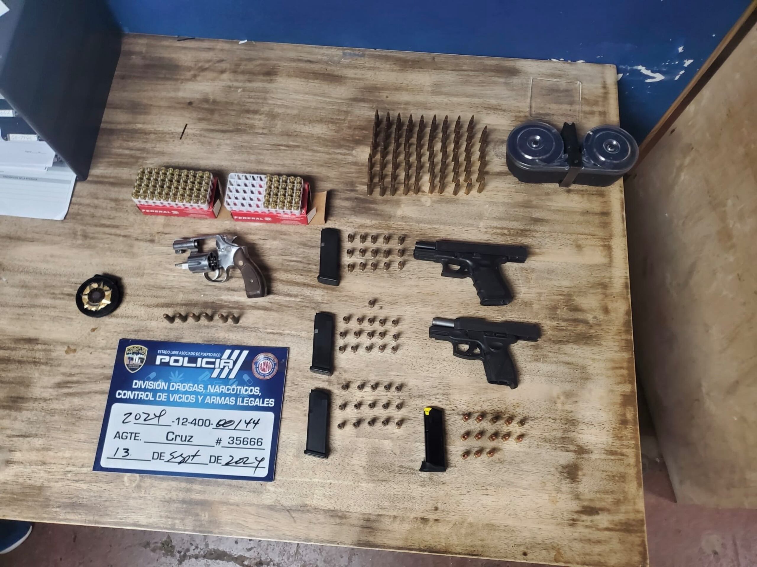 Se incautaron un revólver calibre .38, seis balas calibre .38, un cargador tipo tambor de pistola, 87 municiones calibre nueve milímetros, 69 municiones de rifle y una pistola Taurus 3GC. No se precisó cuál era el arma ilegal.