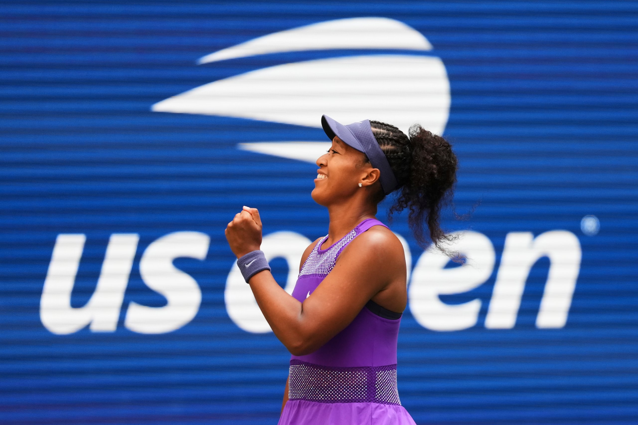 La japonesa Naomi Osaka celebra al ganar el partido ante la estadounidense Coco Gauff en la cuarta ronda del Abierto de Estados Unidos el lunes primero de septiembre del 2025. (AP Foto/Kirsty Wigglesworth)