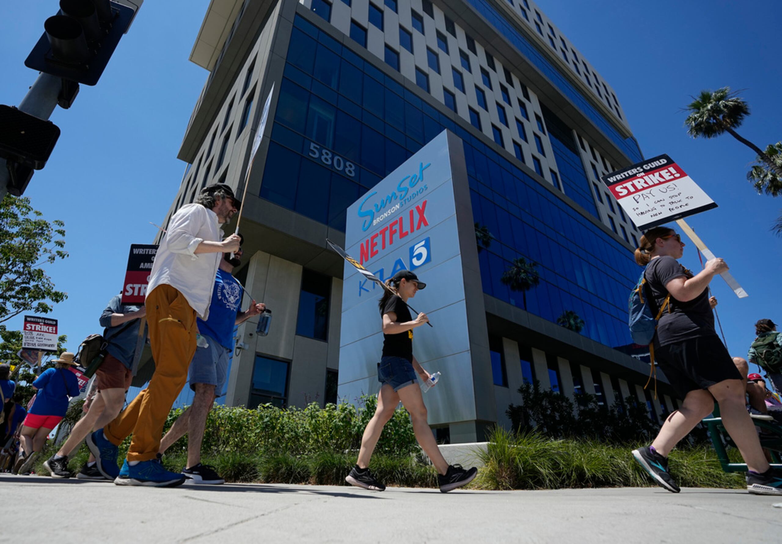El Sindicato de Guionistas de Hollywood pide la regulación gubernamental de las principales empresas “streaming” ante lo que consideran “prácticas anticompetitivas”.