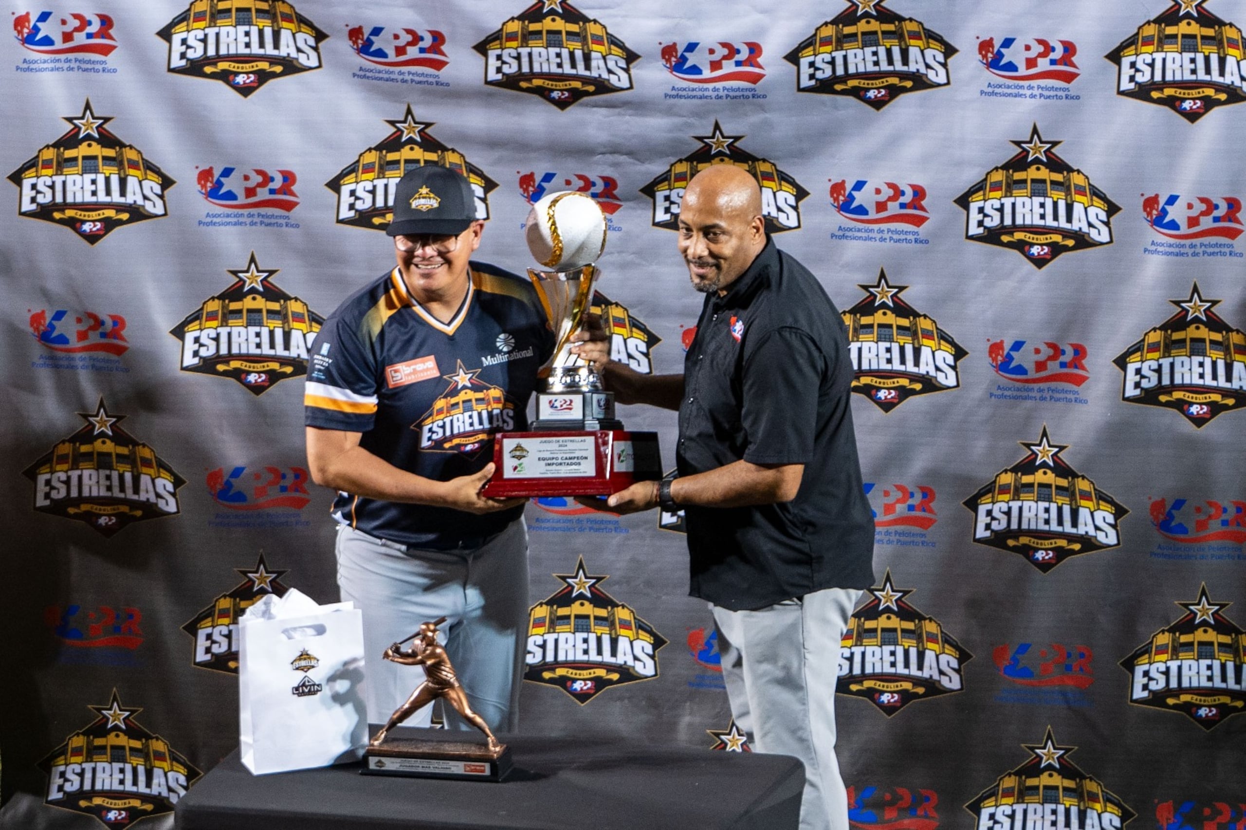 Anthony Vilar recibe el trofeo de Jugador Más Valioso del Juego de Estrellas de parte de Yamil Benítez, de la Asociación de Peloteros.