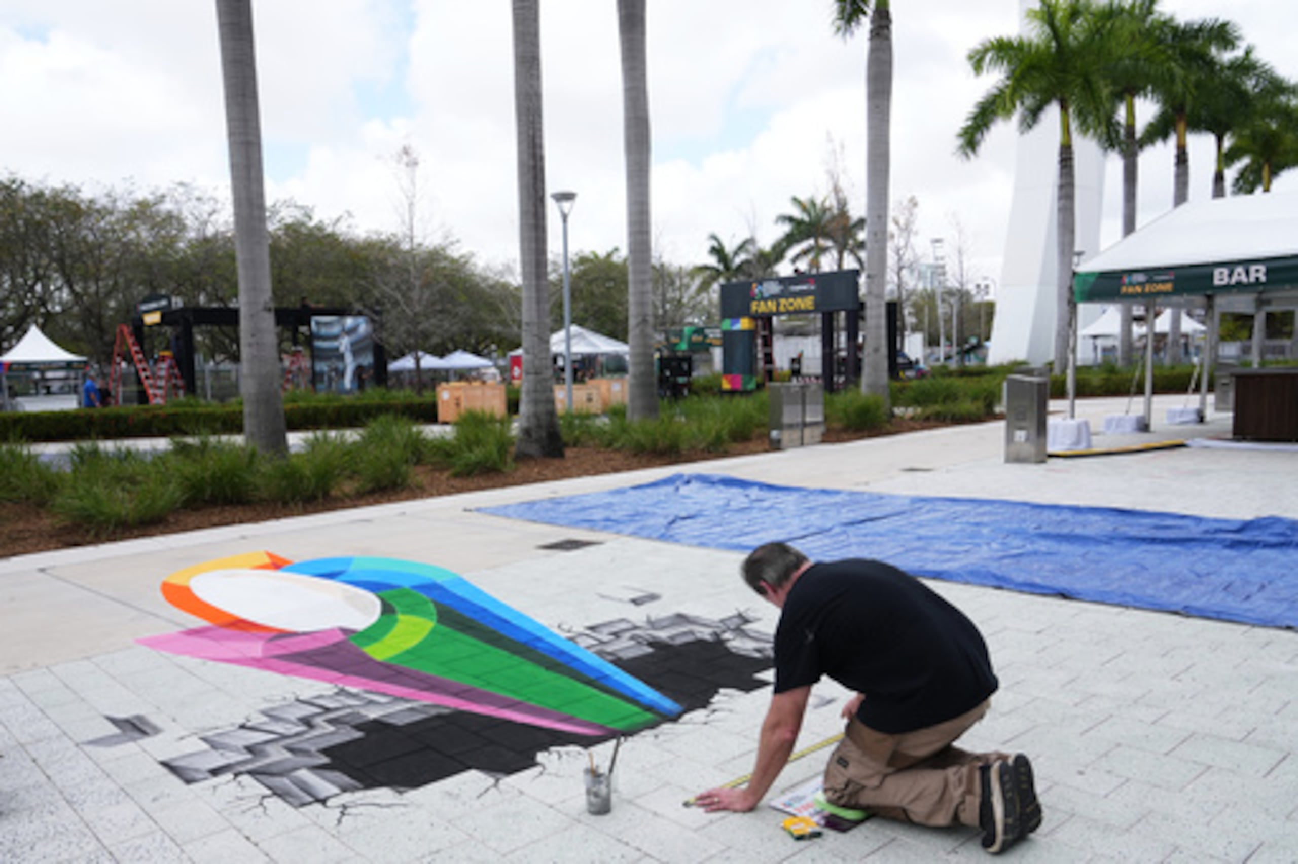 El artista Mike Macaulay pinta un logotipo del Clásico Mundial de Béisbol fuera del loanDepot Park antes del Clásico Mundial de Béisbol, el jueves 5 de marzo de 2026, en Miami. (AP Photo/Lynne Sladky)
