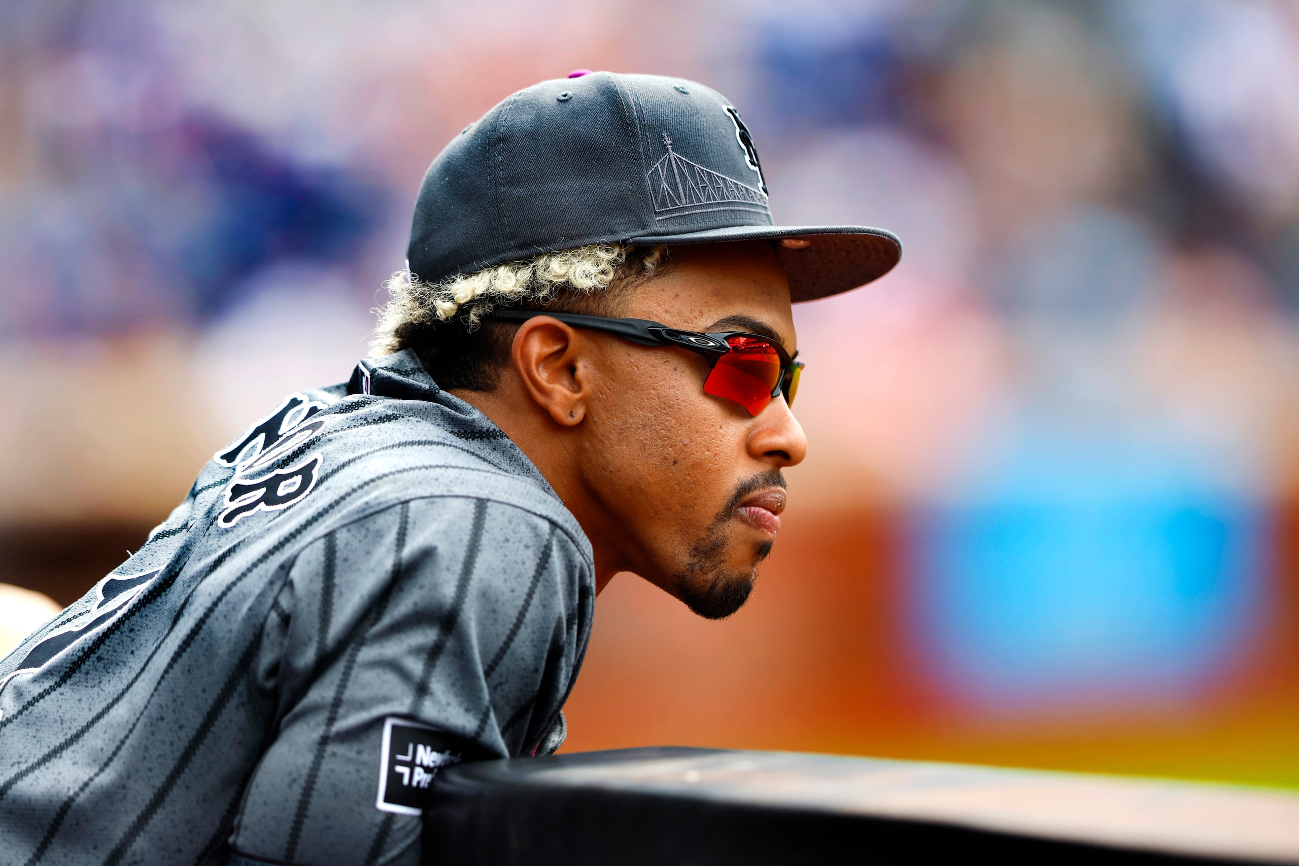 Francisco Lindor, de los Mets de Nueva York, observa un partido desde el dugout.
