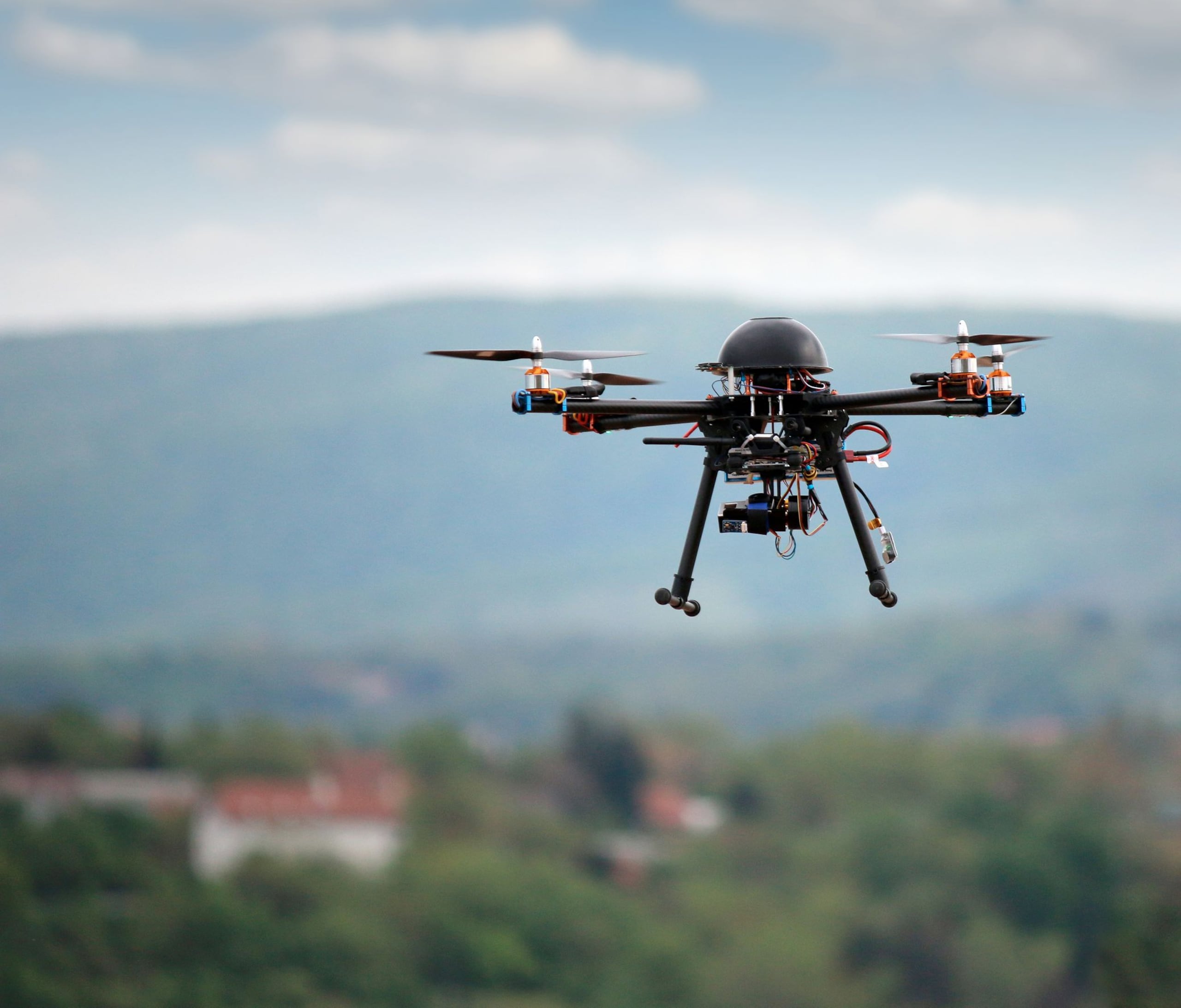 Según las autoridades. el hombre planeaba utilizar un dron para lanzar los explosivos sobre el refugio de inmigrantes.