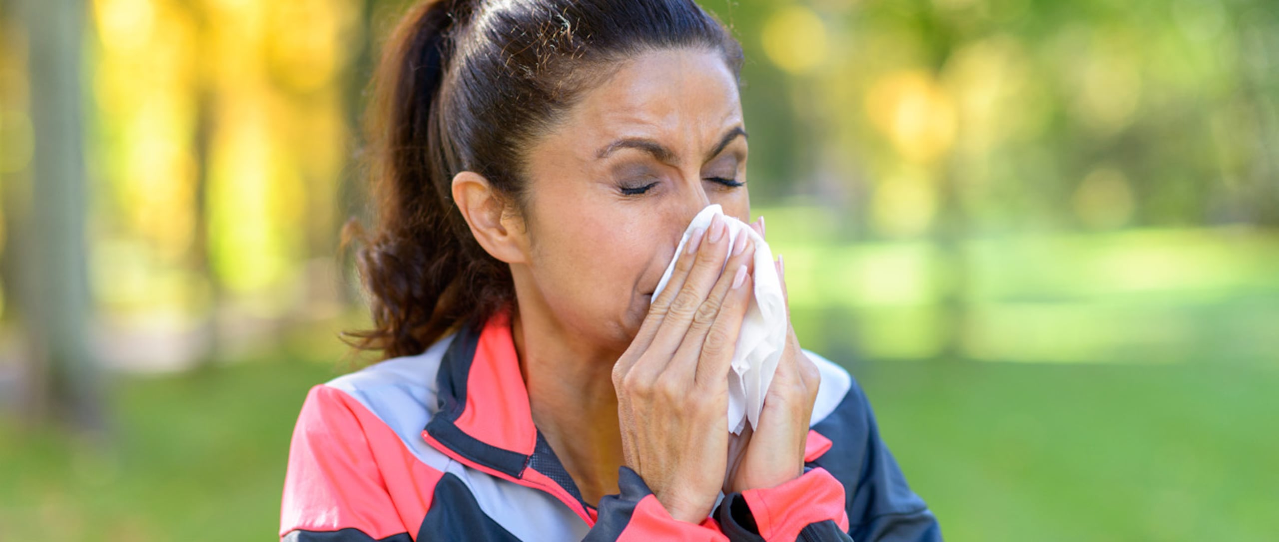 En vez de salir a correr podríamos hacer una caminata acelerada. (Shutterstock)