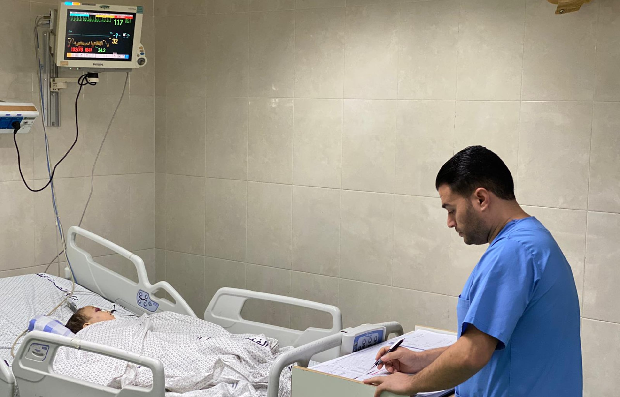 Un médico atiende a un bebé en el hospital Naser en Jan Yunis. (EFE/ Anas Baba ***MEJOR CALIDAD DISPONIBLE***)