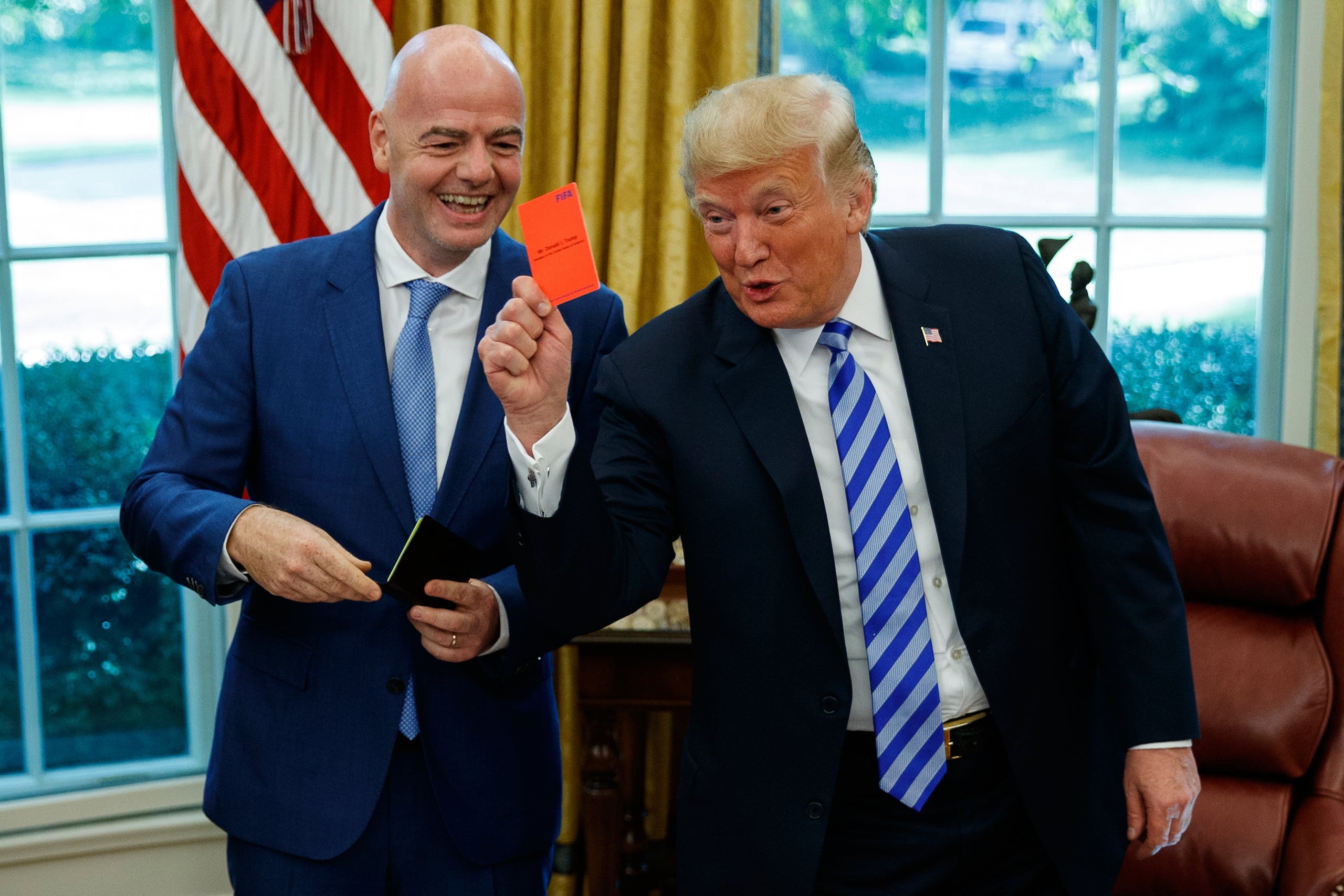 El presidente de los Estados Unidos, Donald Trump, sostiene una tarjeta roja en una reunión con el presidente de la FIFA, Gianni Infantino, en la Oficina Oval en la Casa Blanca.