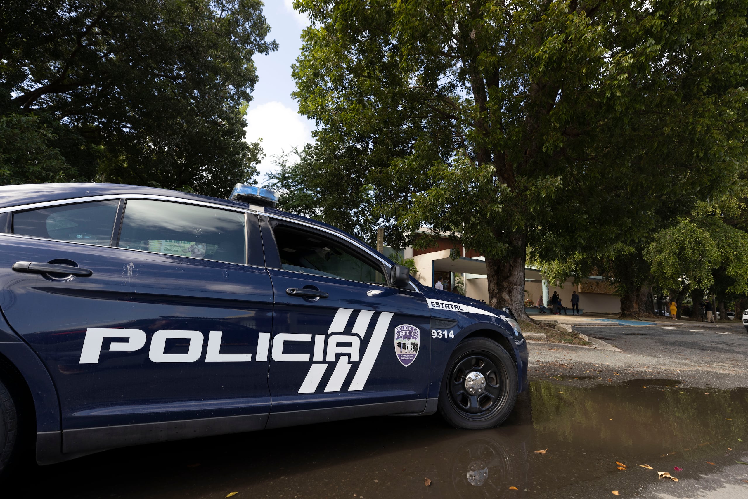Imagen de archivo de una patrulla de la Policía prestando vigilancia frente a un plantel escolar que fue blanco de amenazas. (Archivo/ GFR Media)